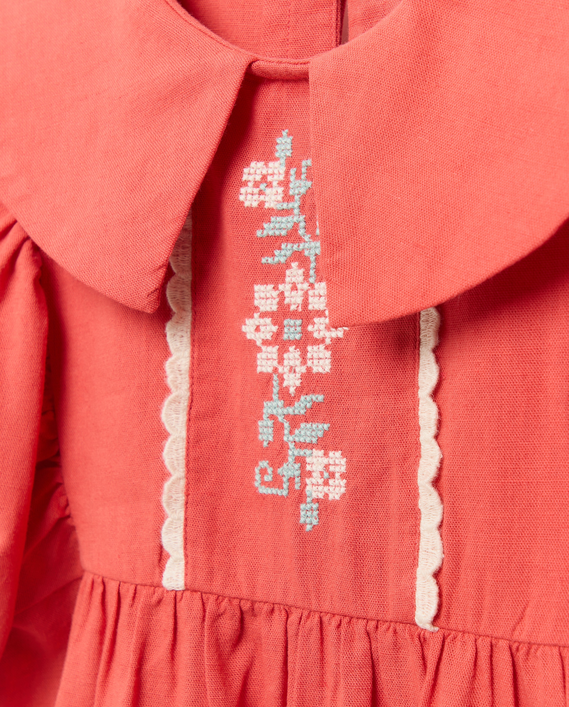 Vestido niña de lino con bordados en el cuello 610 Carmín-3