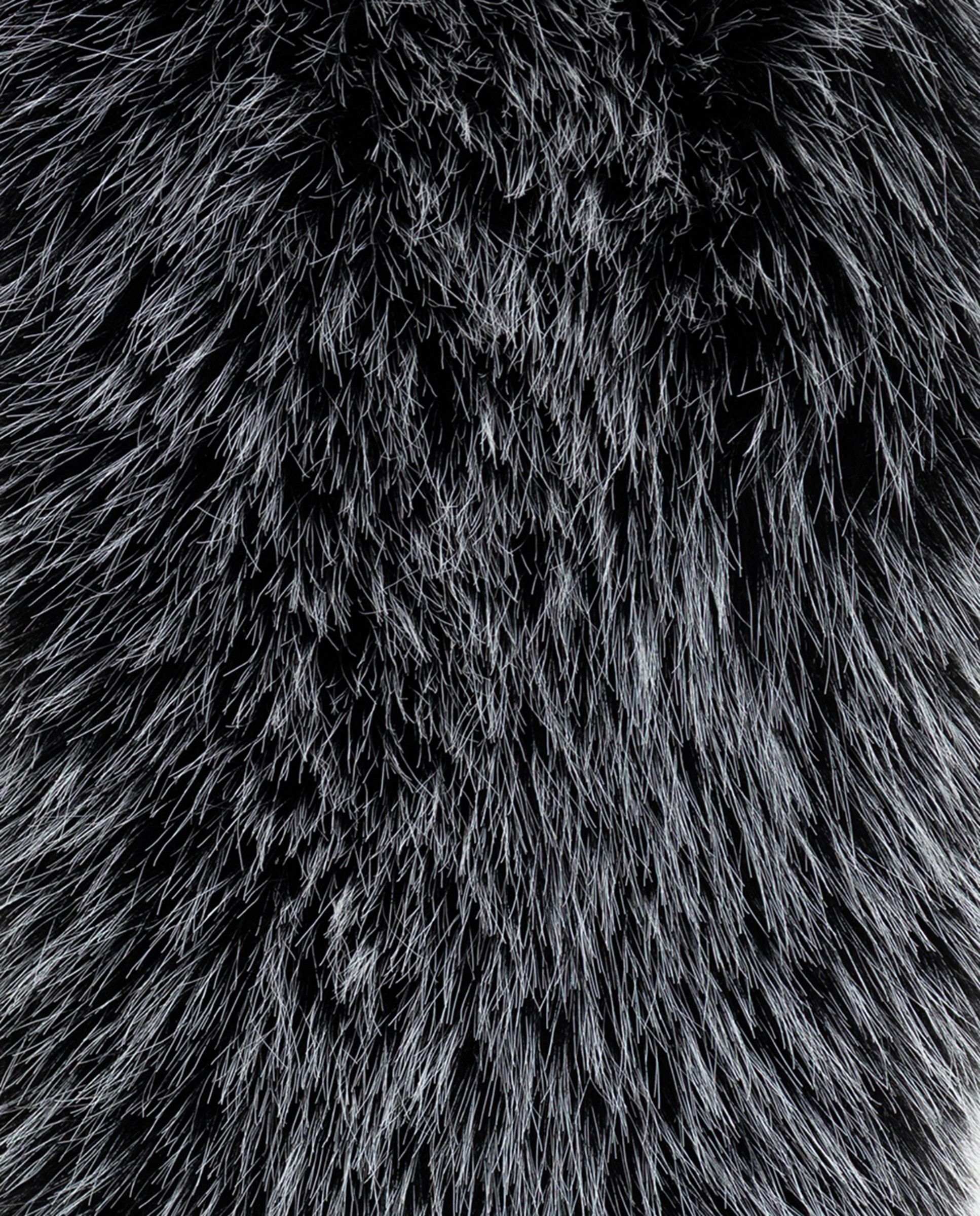 Gola Arredondada com Efeito de Pelo Preto-2