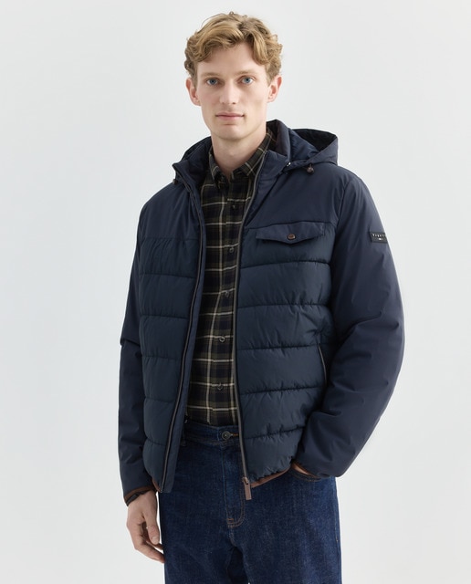 Imagen 0 de Cazadora de hombre tipo bomber con bolsillos inclinados