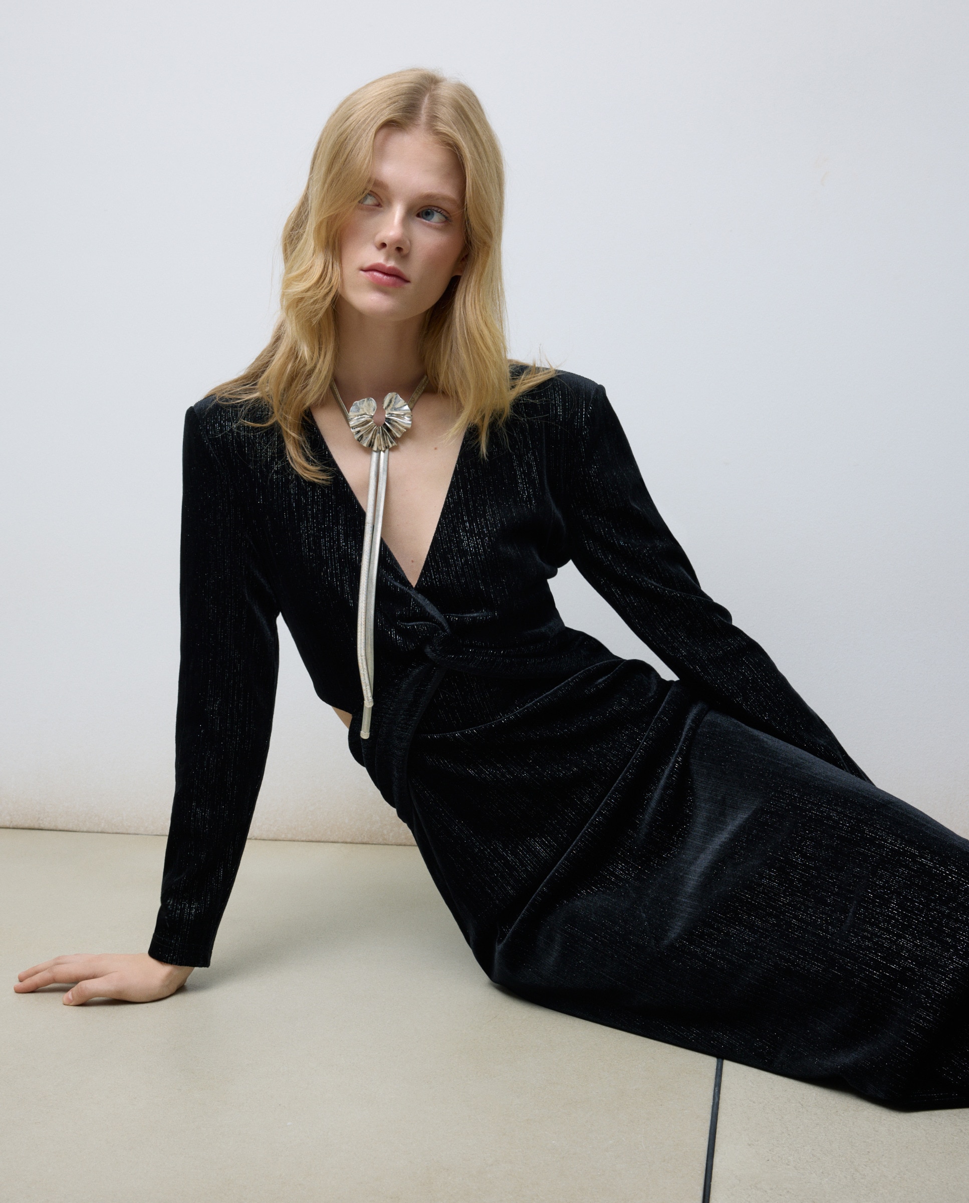 Vestido Midi de Veludo com Manga Comprida Preto-3