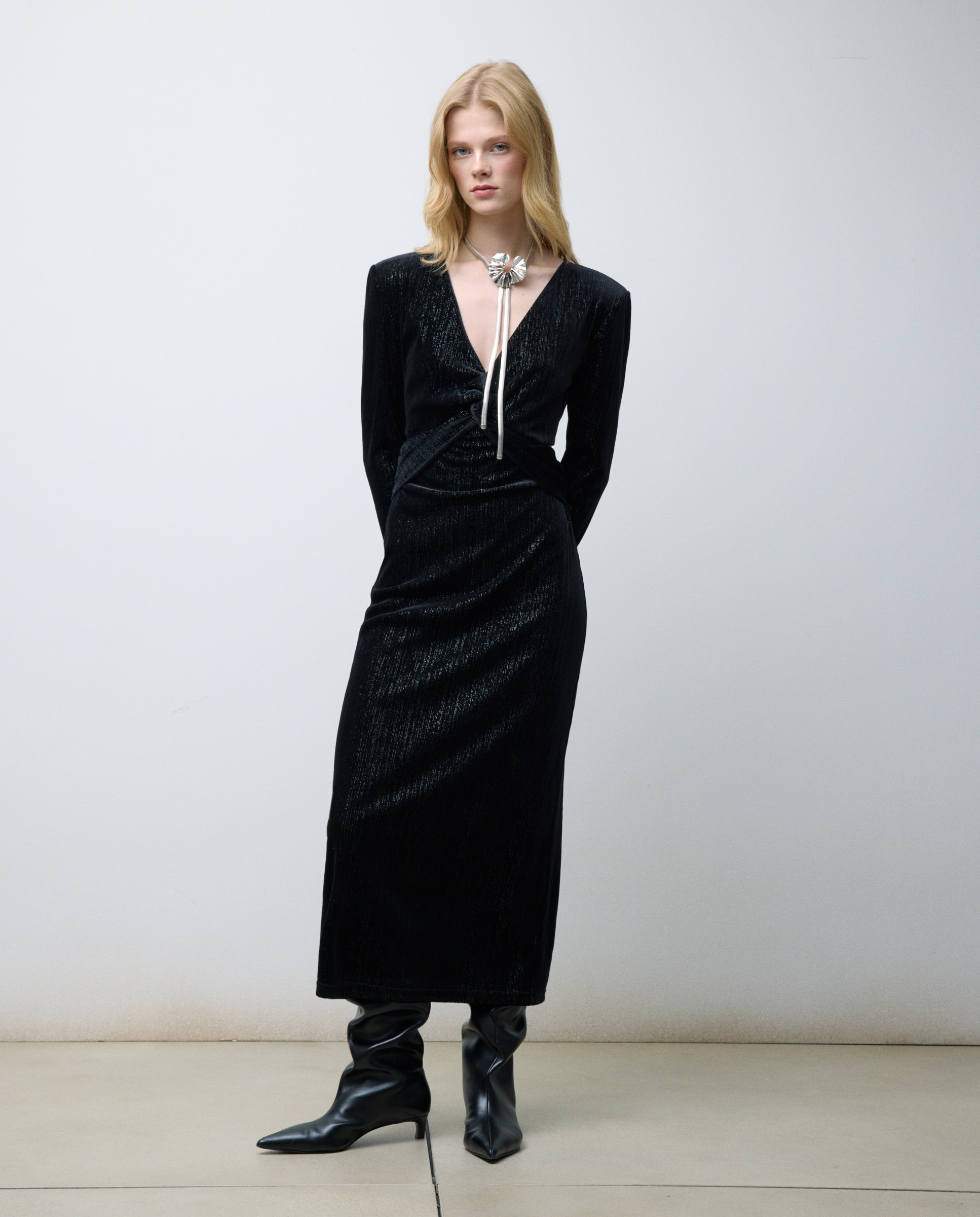 Vestido Midi de Veludo com Manga Comprida Preto-2