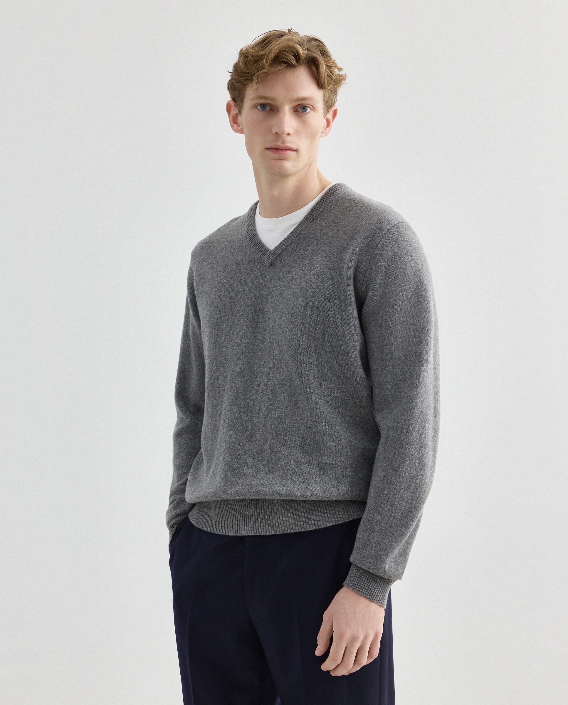 Camisola de Malha Lisa com Gola em Bico e Logótipo Bordado Cinzento-1