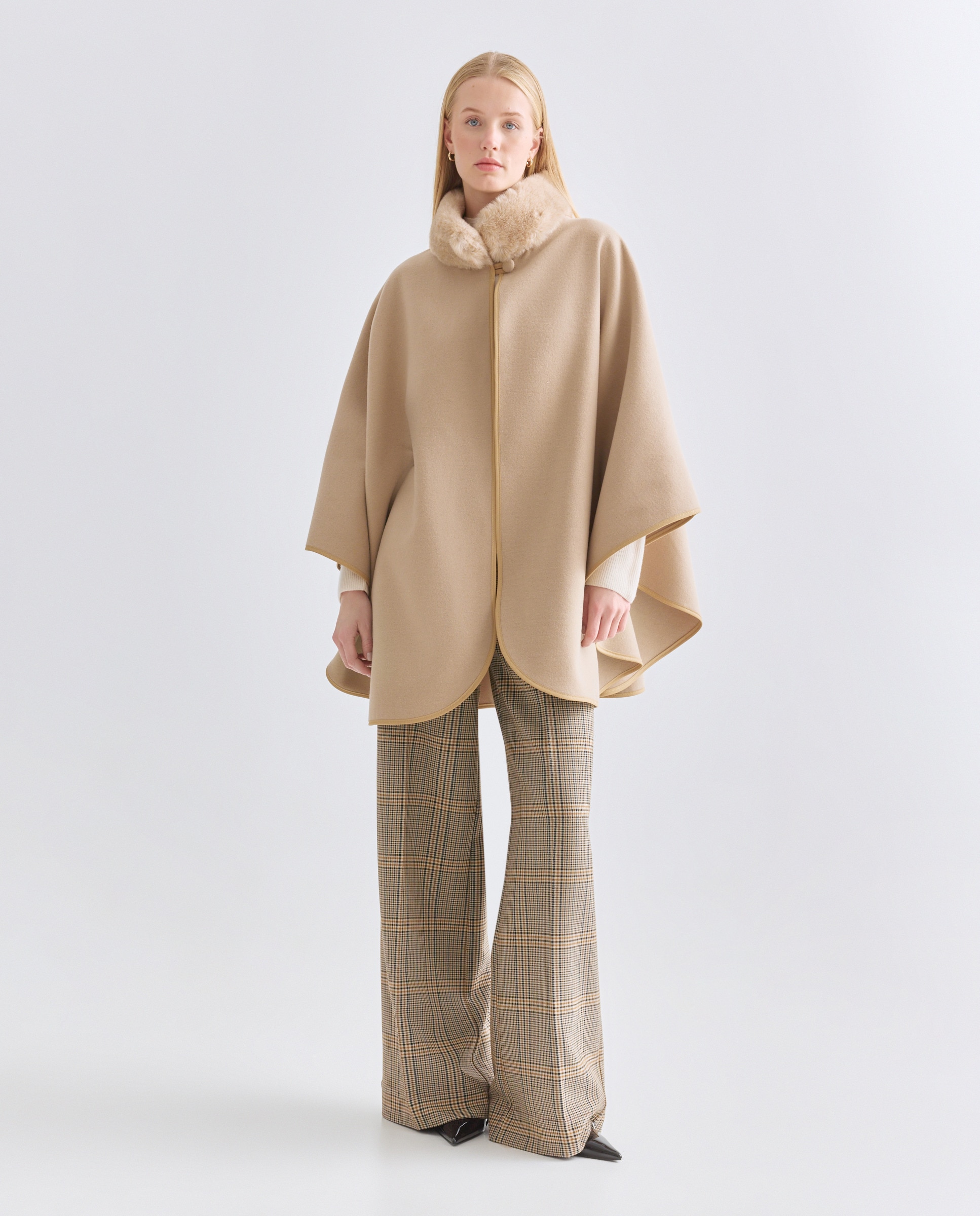 Capa Lisa com Gola em Polipele Bege-2