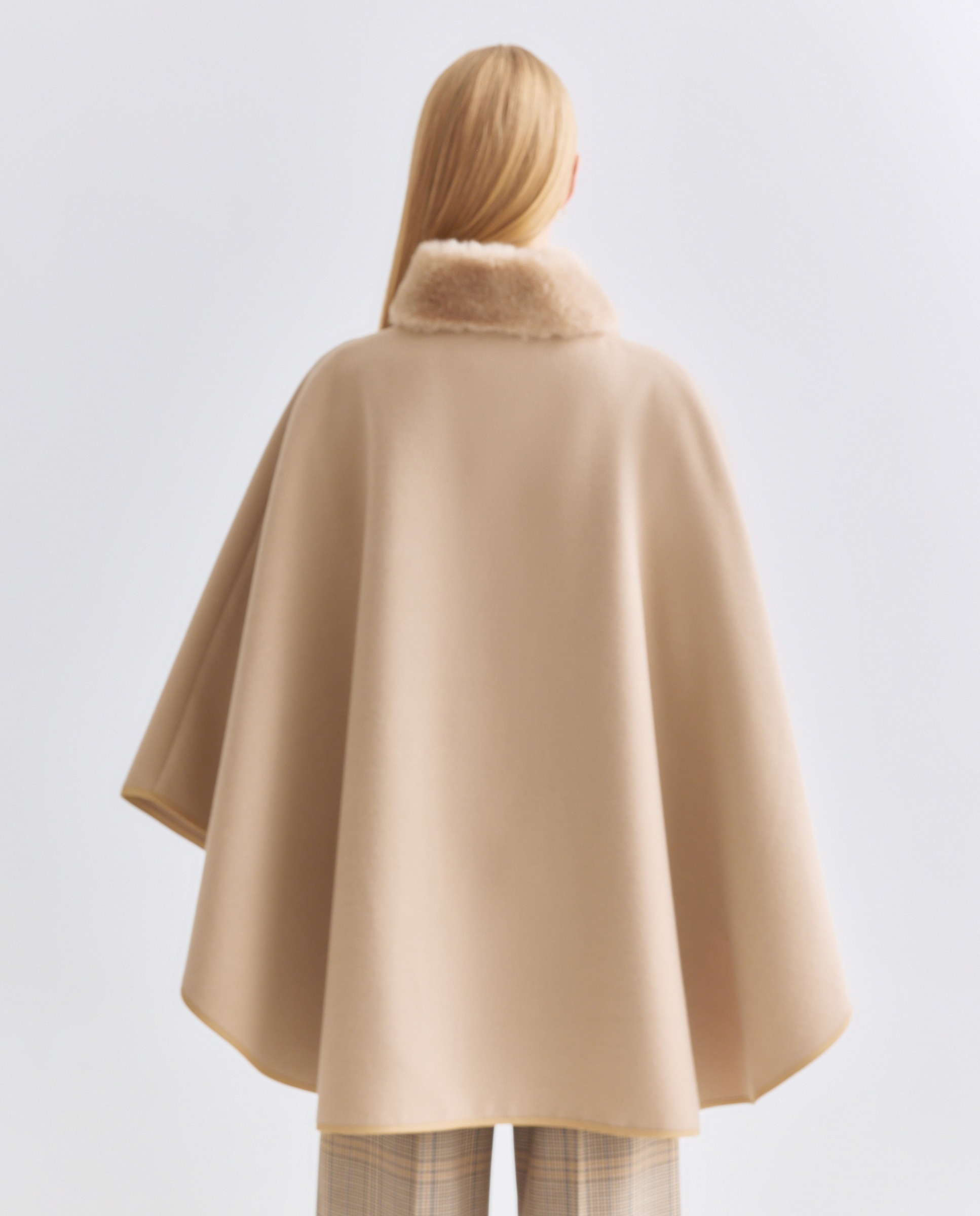 Capa Lisa com Gola em Polipele Bege-3