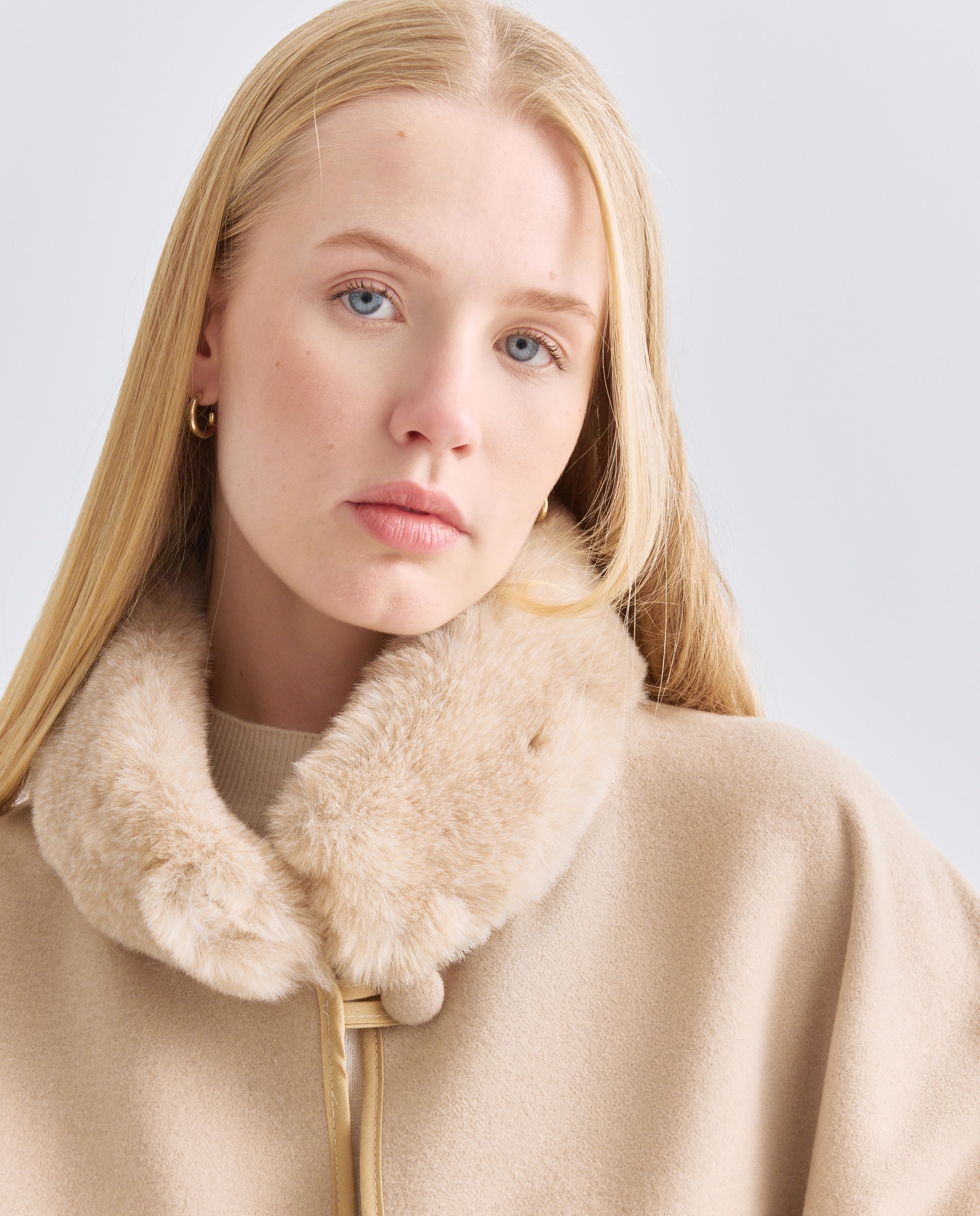 Capa Lisa com Gola em Polipele Bege-4