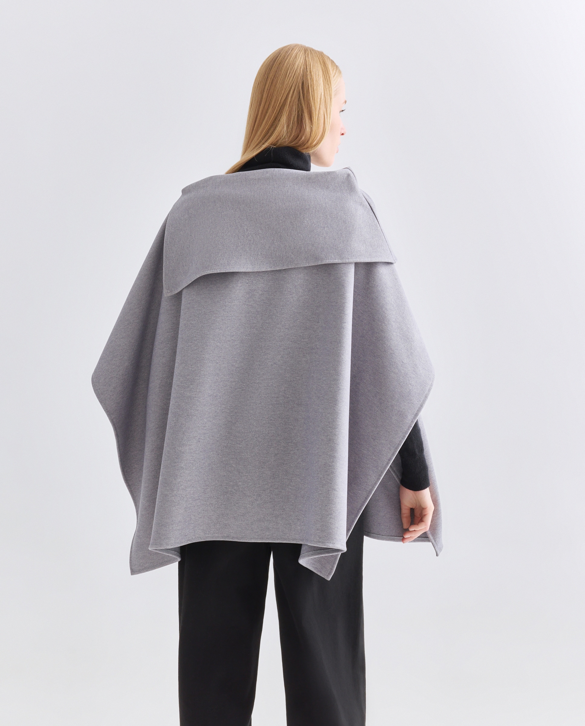 Capa Lisa com Gola Assimétrica Cinzento-3