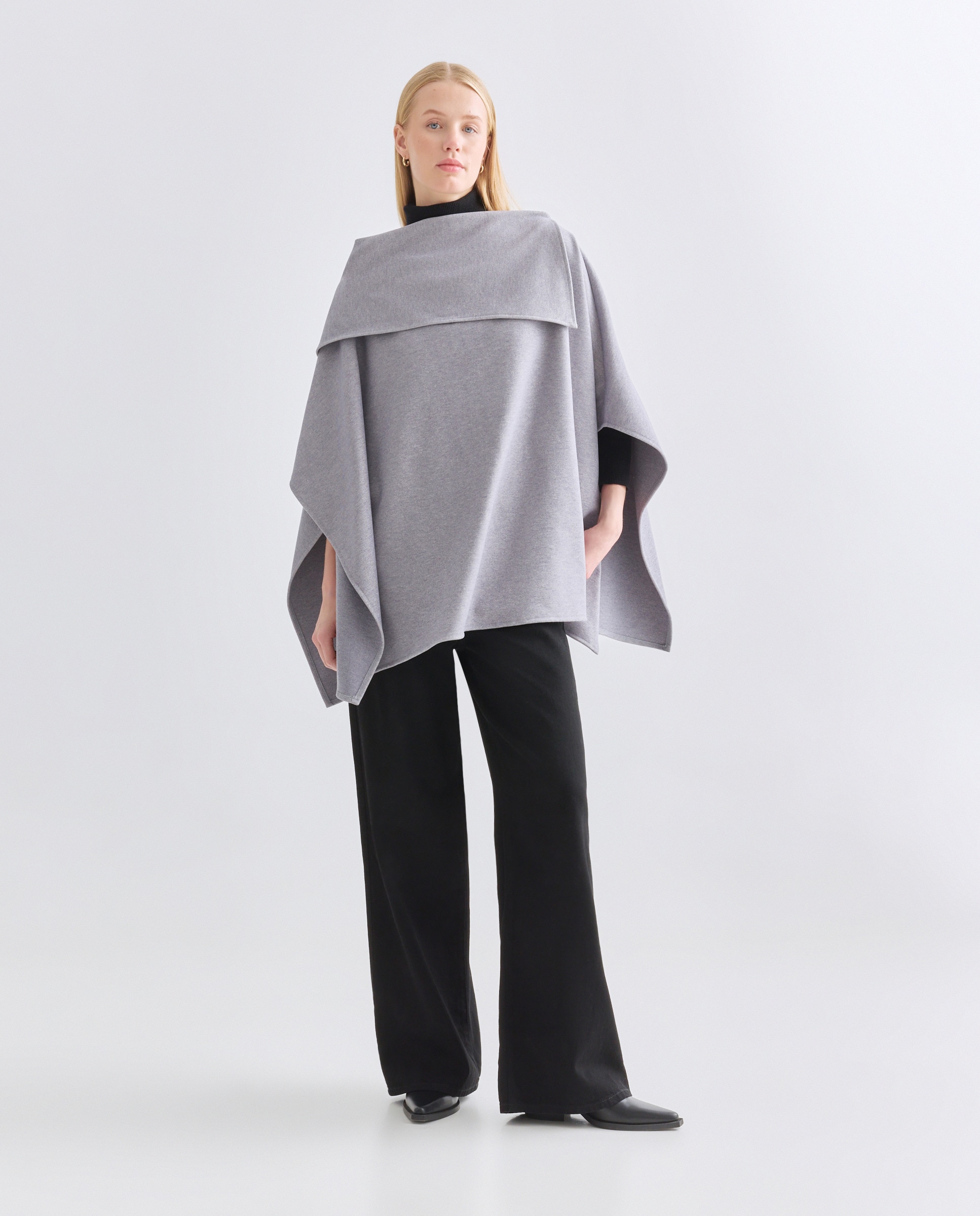 Capa Lisa com Gola Assimétrica Cinzento-2