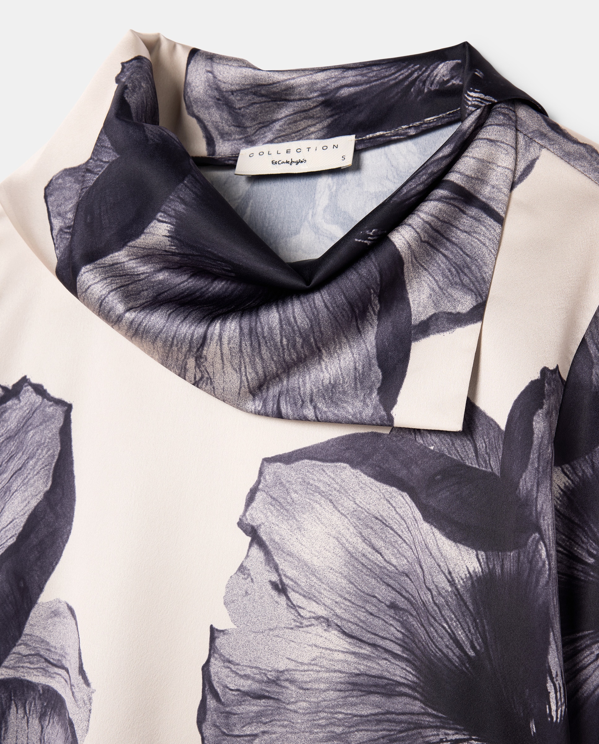 Blusa Acetinada com Estampado Floral Branco-5