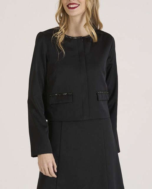 Imagen 0 de Chaqueta de mChaqueta de mujer corta y detalle de pedrería en el cuello y bolsillos