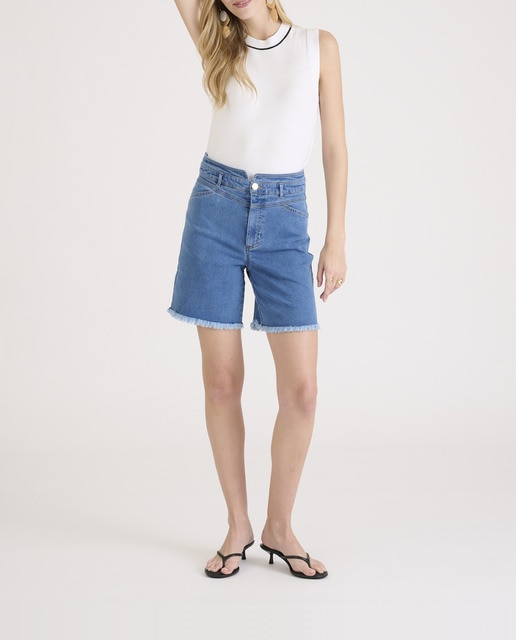 Imagen 0 de Bermuda de mujer con bolsillos delante