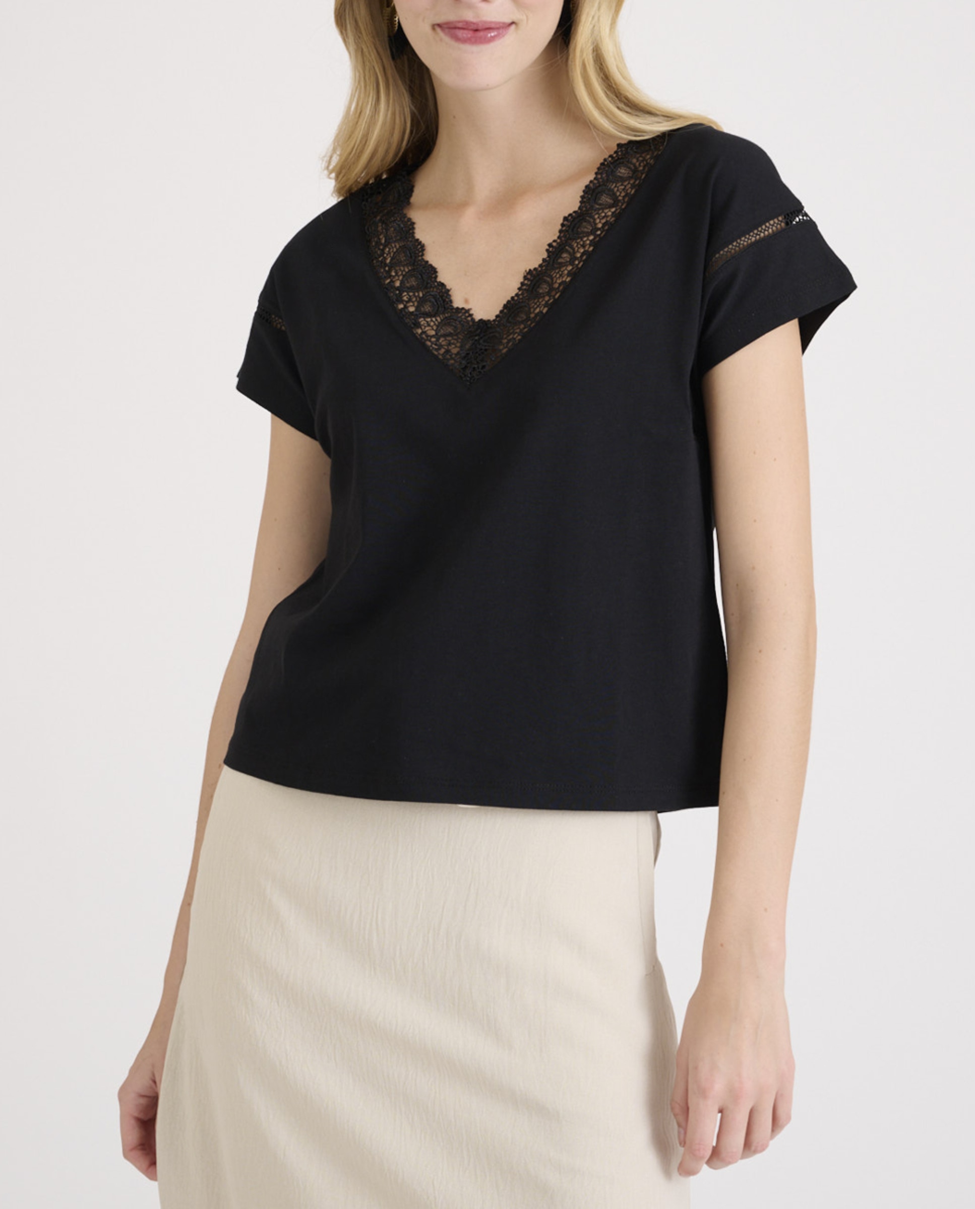 Imagen 0 de Camiseta de mujer forma recta y con puntillas en el cuello pico