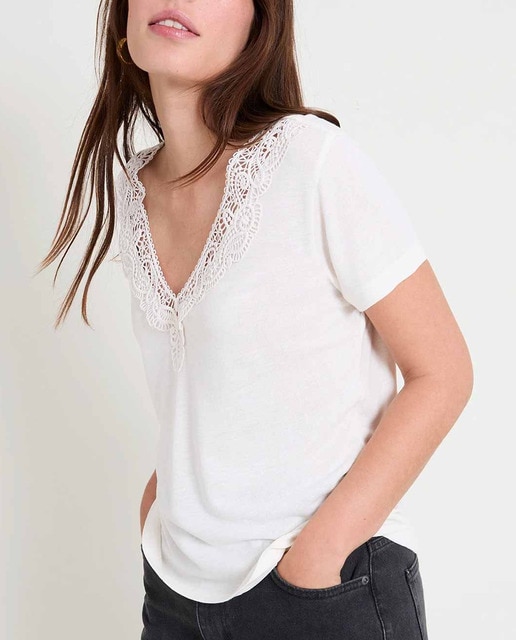 Imagen 0 de Camiseta de mujer manga corta y lleva puntilla