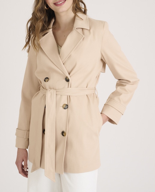 Imagen 0 de Gabardina de mujer forma corta y cierre con doble botonadura