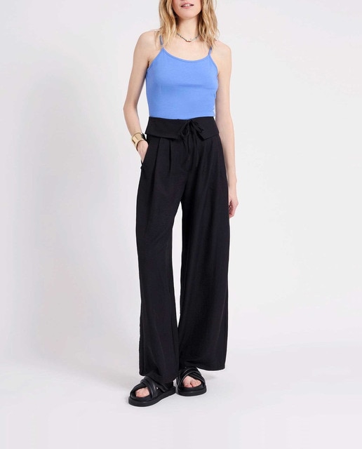 Imagen 0 de Pantalón de mujer tiene pinzas y corte holgado