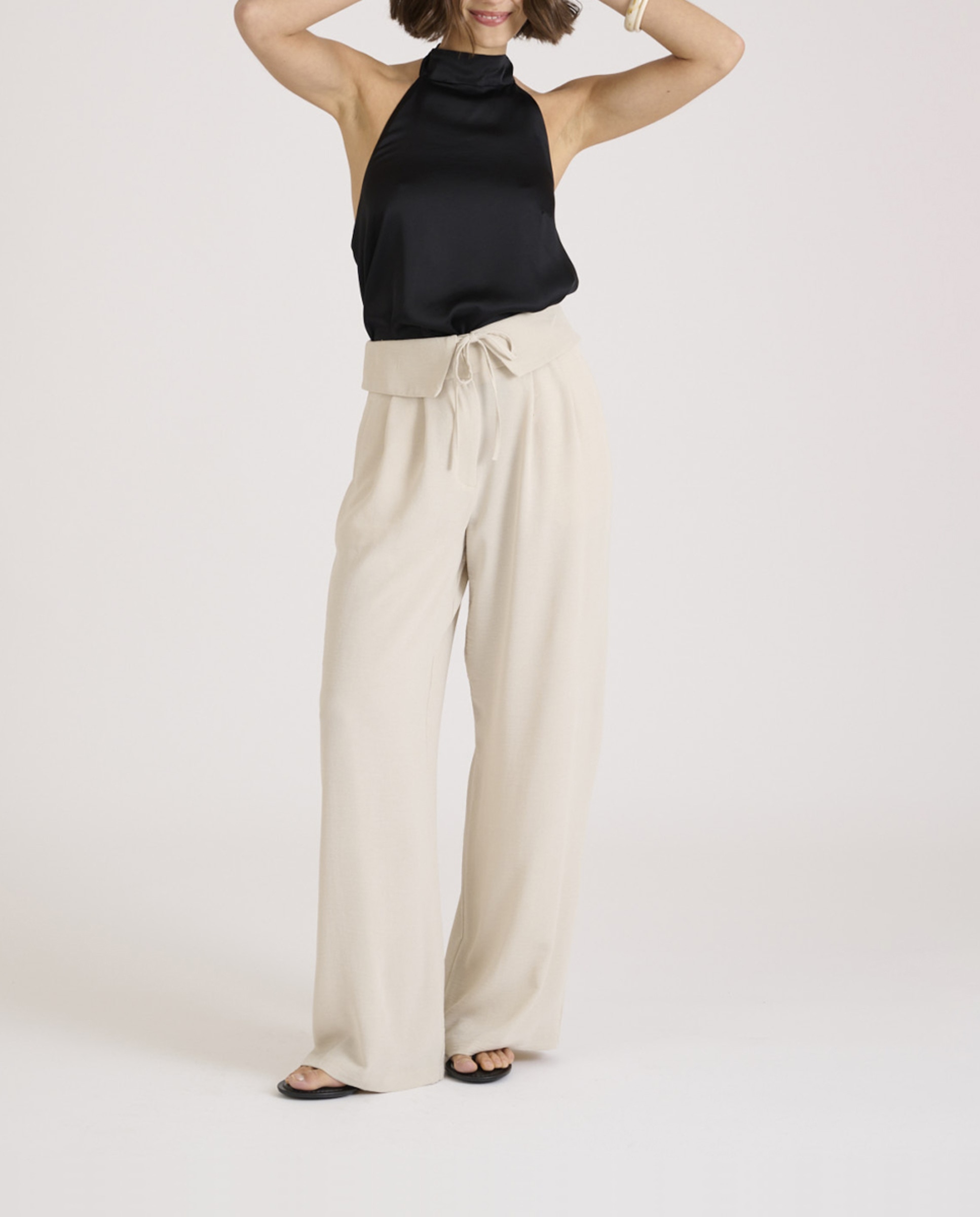 Imagen 0 de Pantalón de mujer tiene pinzas y corte holgado