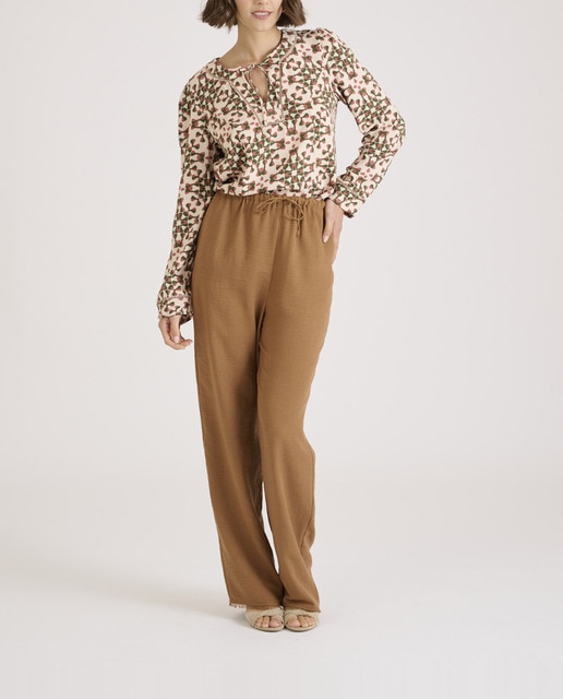 Imagen 0 de Pantalón de mujer corte recto y cierre con lazo en la cintura.