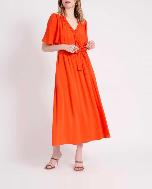 Imagen 0 de Vestido de mujer forma acampanada y con volantes en el escote