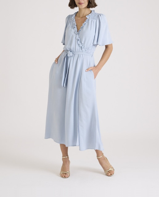 Imagen 0 de Vestido de mujer forma acampanada y con volantes en el escote