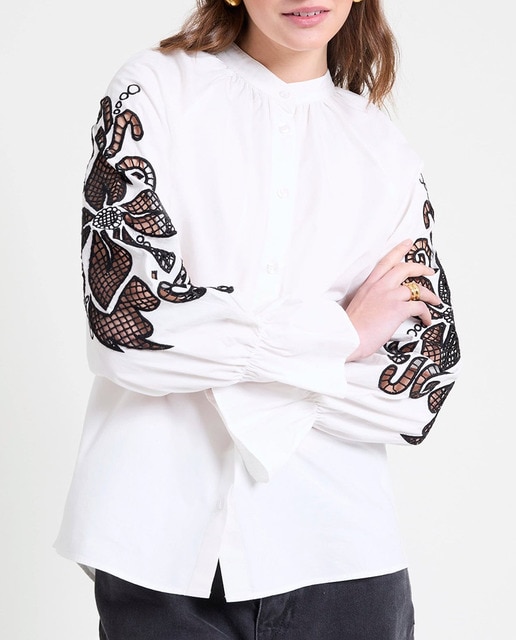 Imagen 0 de Blusa de mujer cuello mao y encajes en las mangas