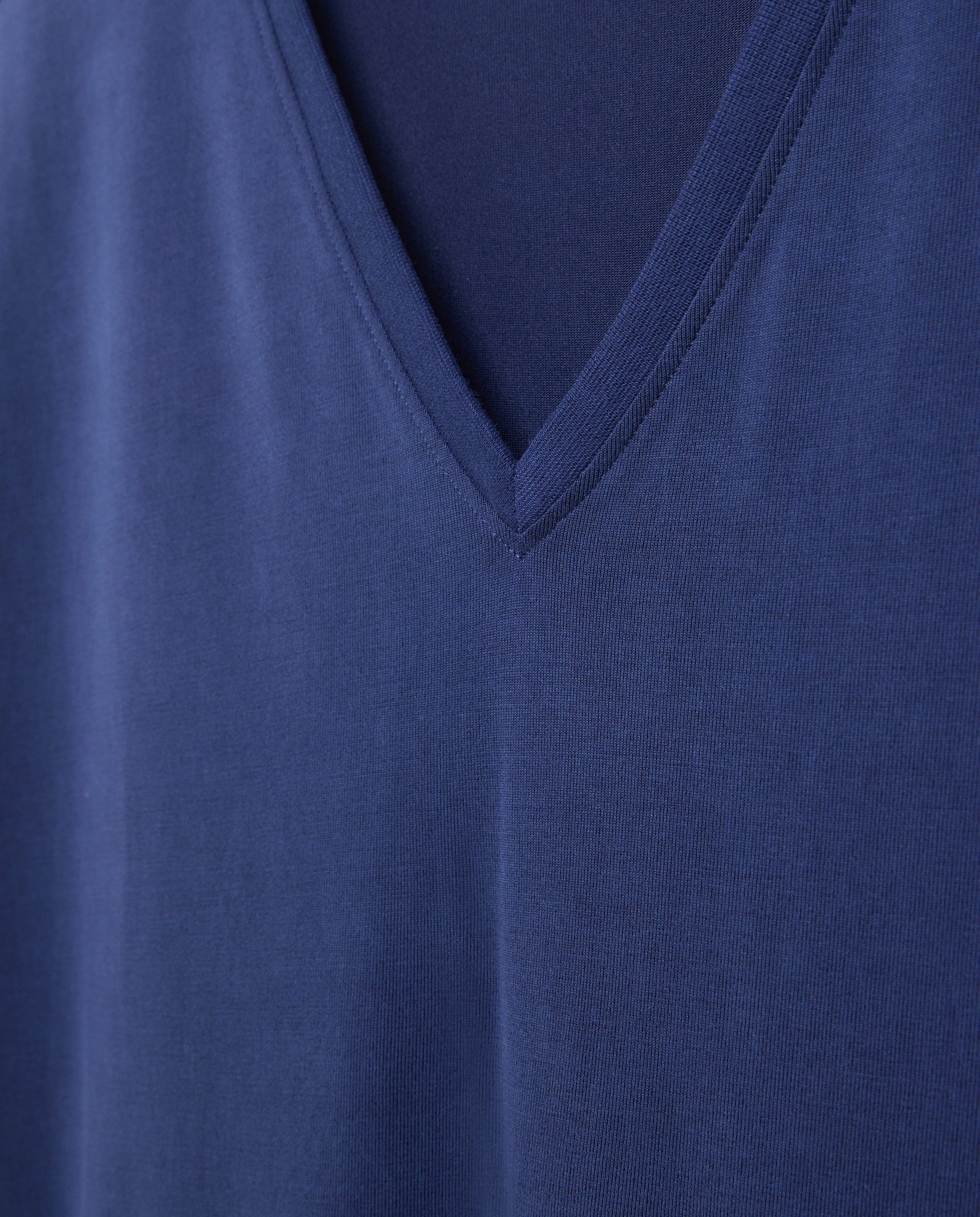 T-shirt com Decote em Bico e Detalhes Azul-marinho-5