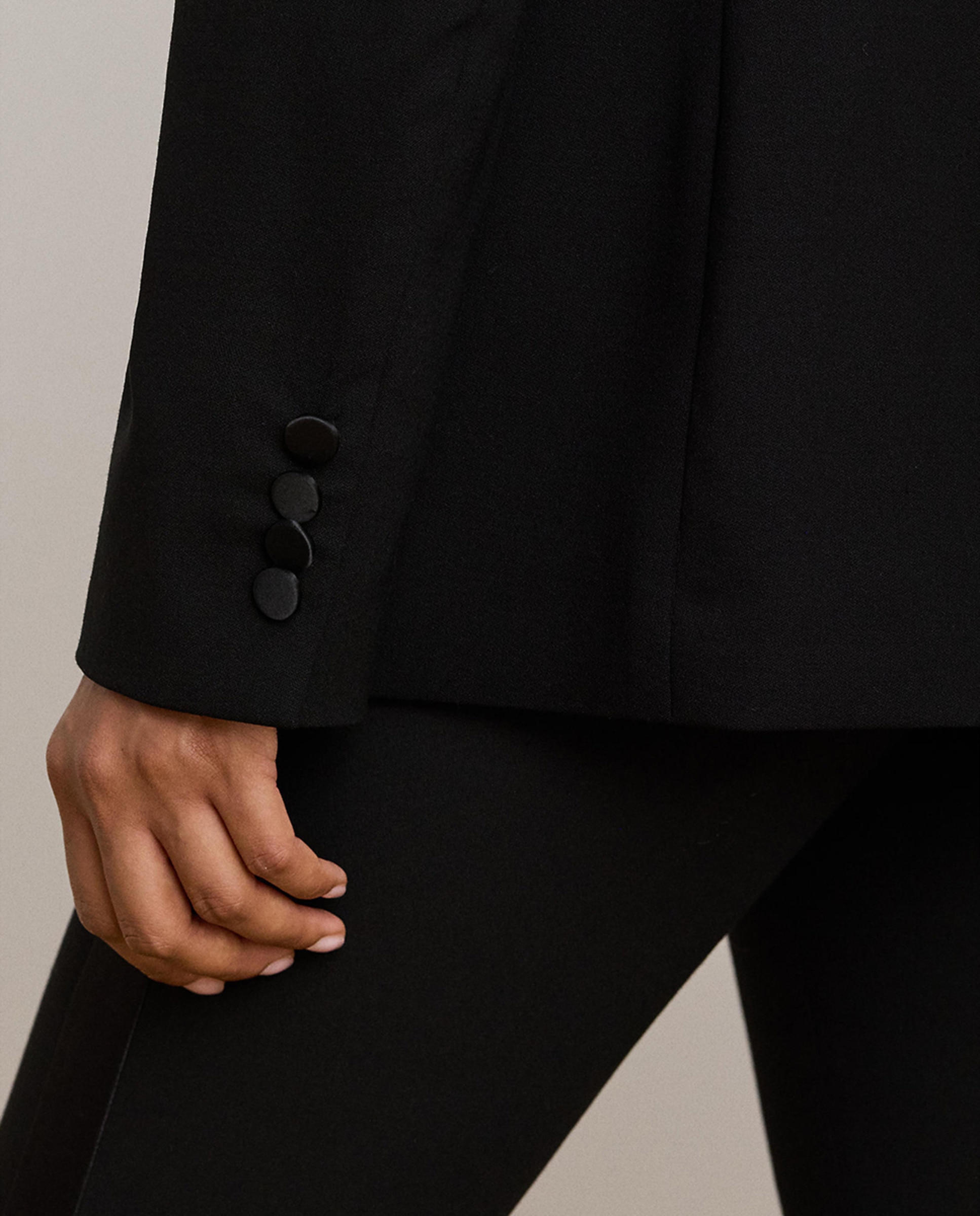 Blazer com Estrutura e Aba de Cetim Preto-5