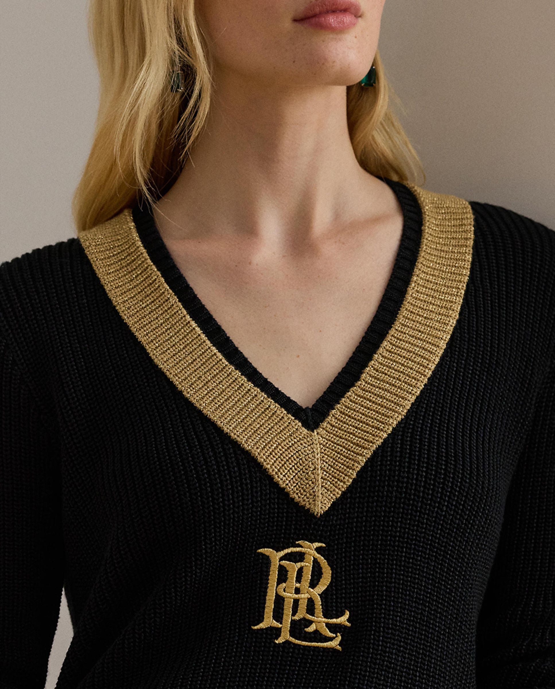 Camisola de Malha com Manga Comprida e Decote em Bico Preto-4