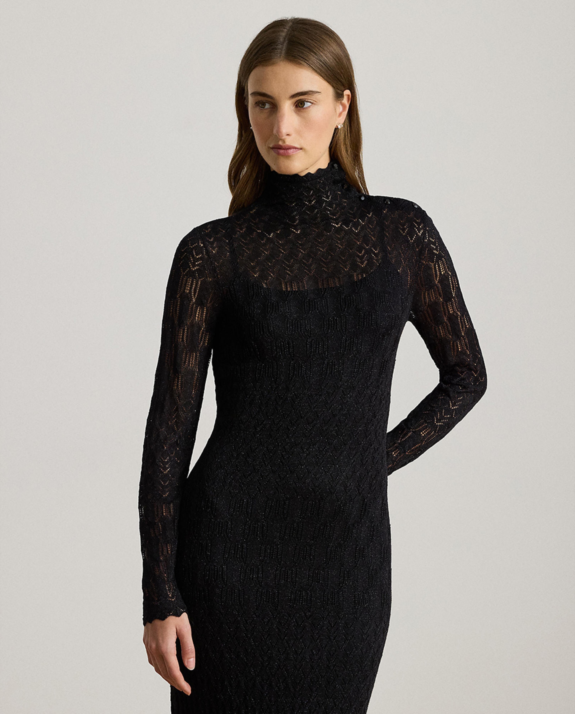 Vestido Comprido com Transparências e Gola Cisne Preto-4