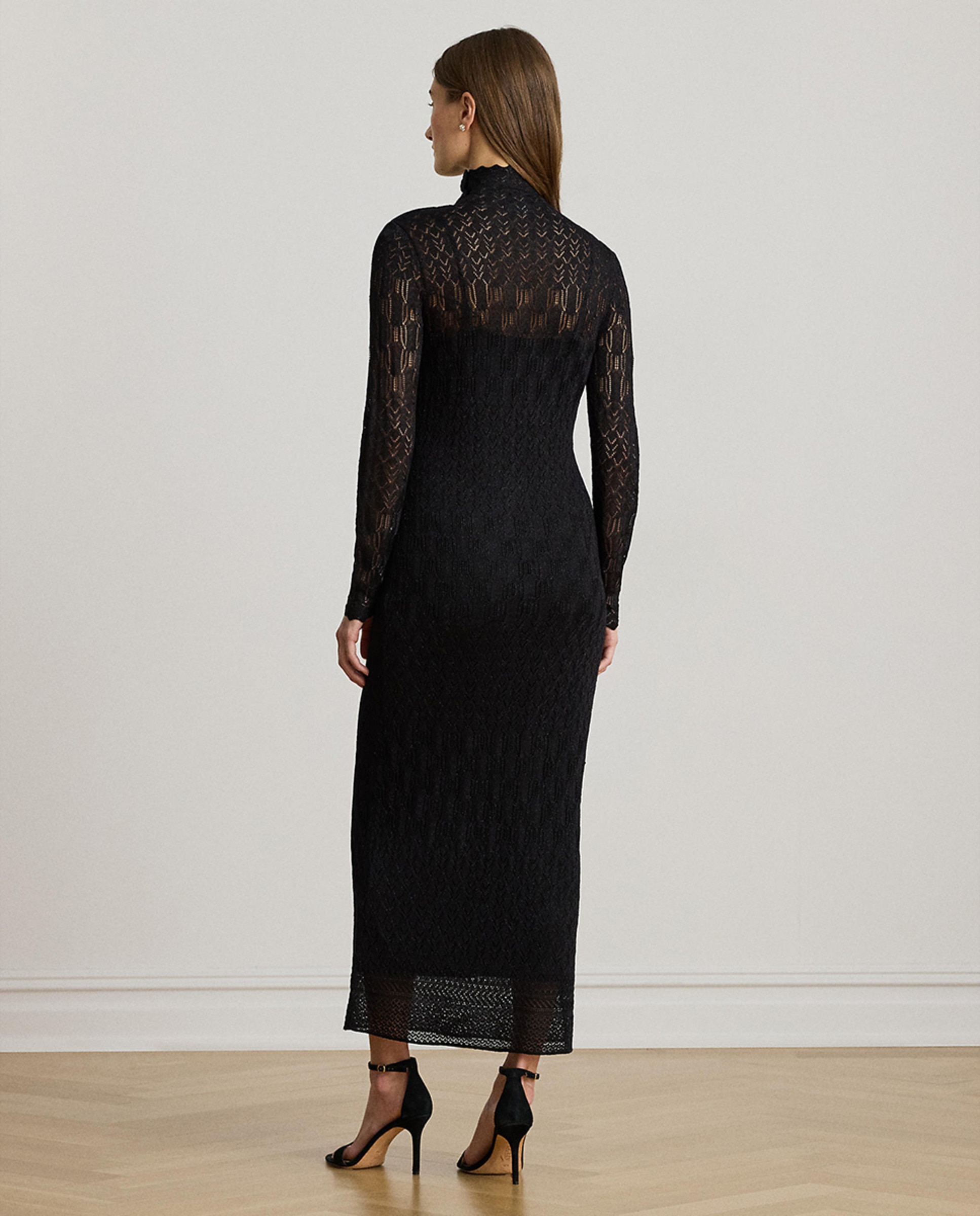 Vestido Comprido com Transparências e Gola Cisne Preto-3