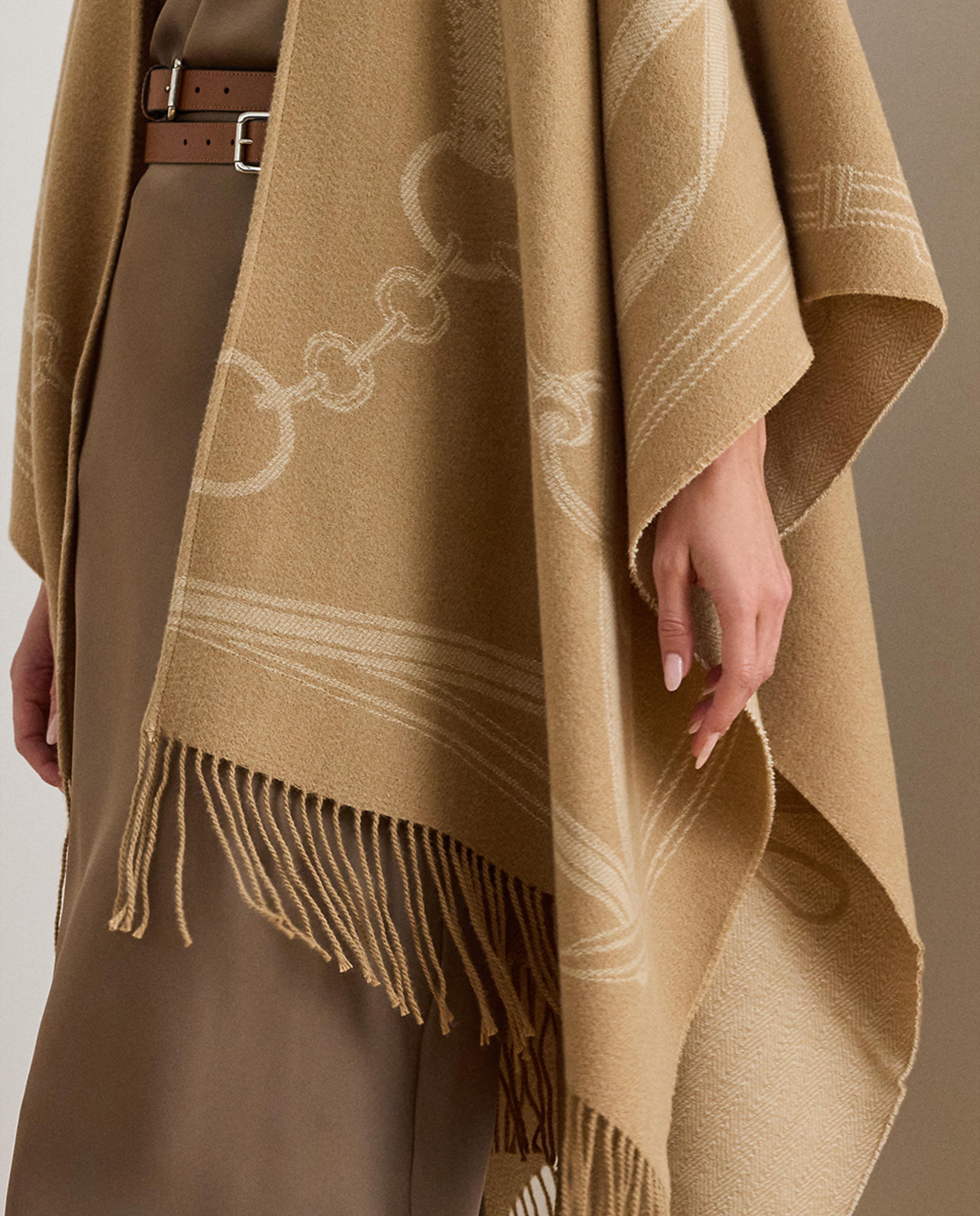 Poncho com Estampado e Franjas Camel-5