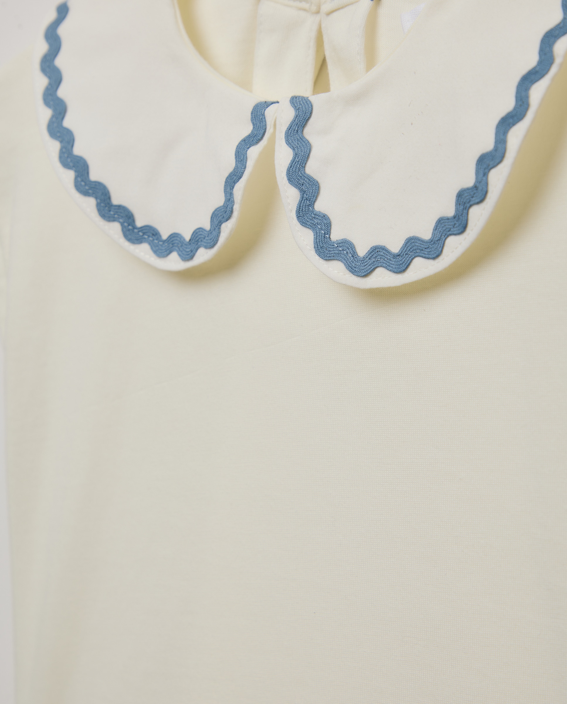 Camiseta bebé con cuello con picueta Blanco roto-3