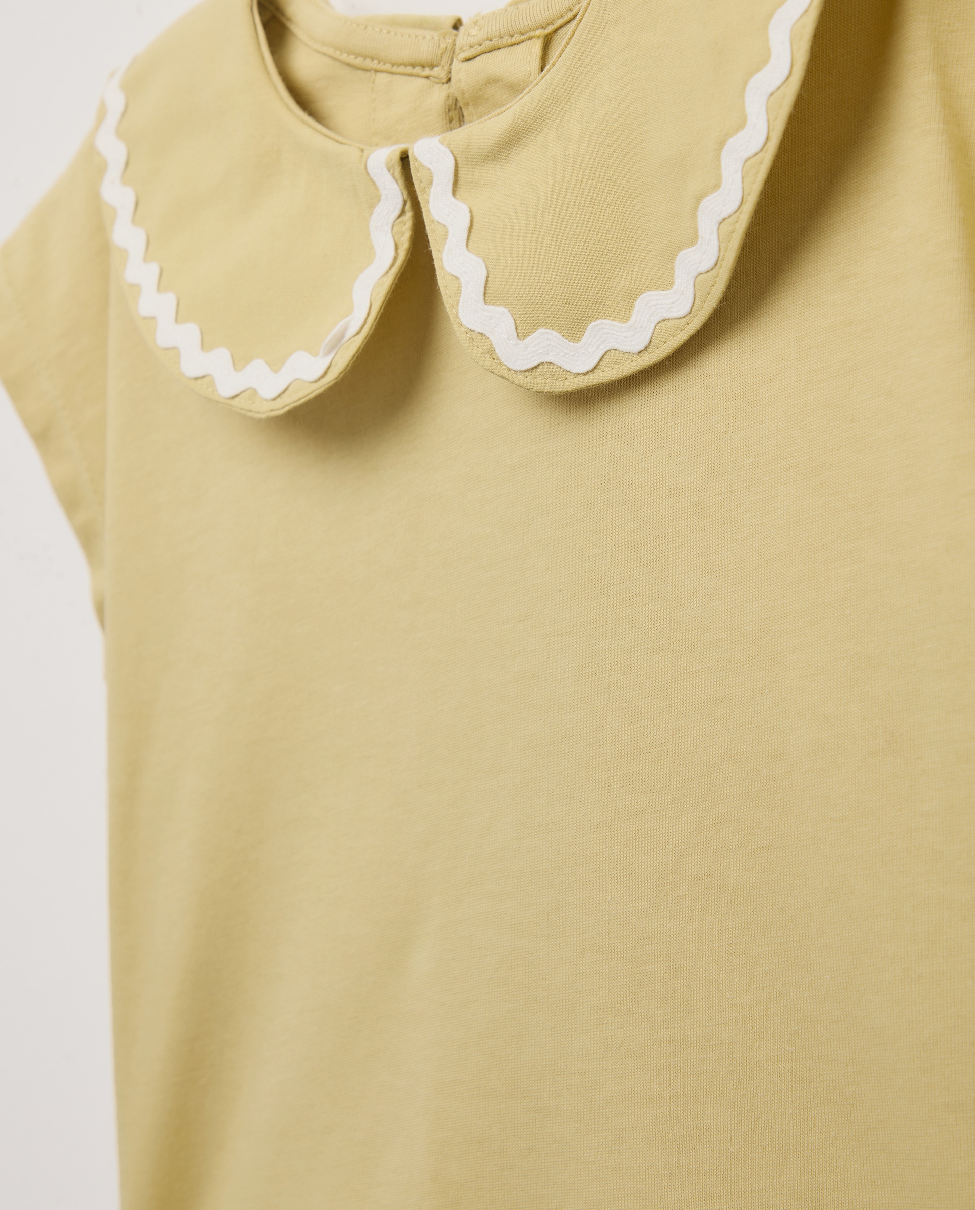 Camiseta bebé con cuello con picueta 560 Oliva-3