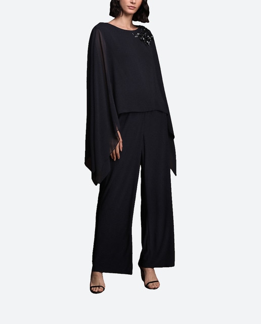 Imagen 0 de Mono largo con cuerpo tipo capelina con pedrería