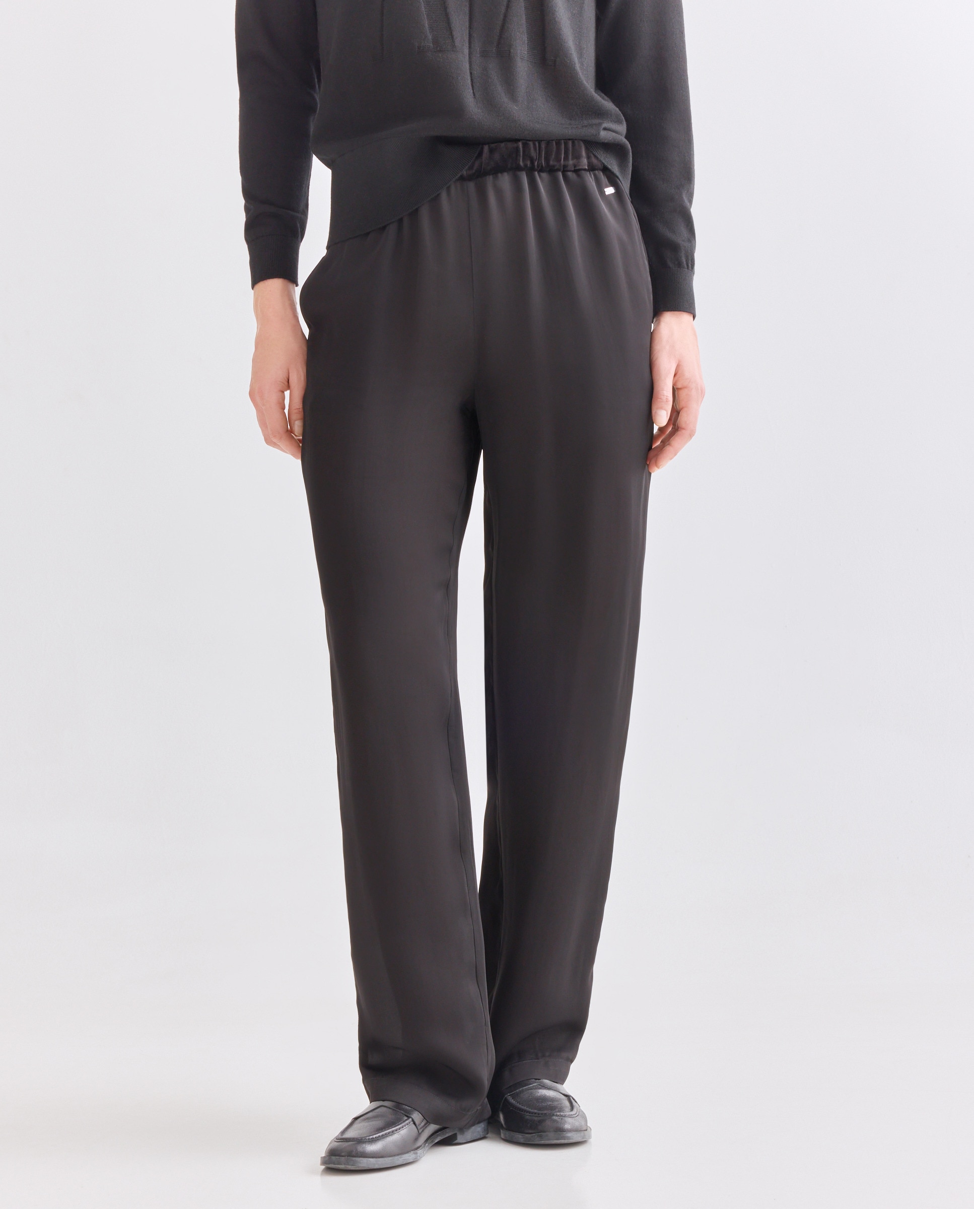 Calças em Cetim com Detalhe Lateral Preto-2