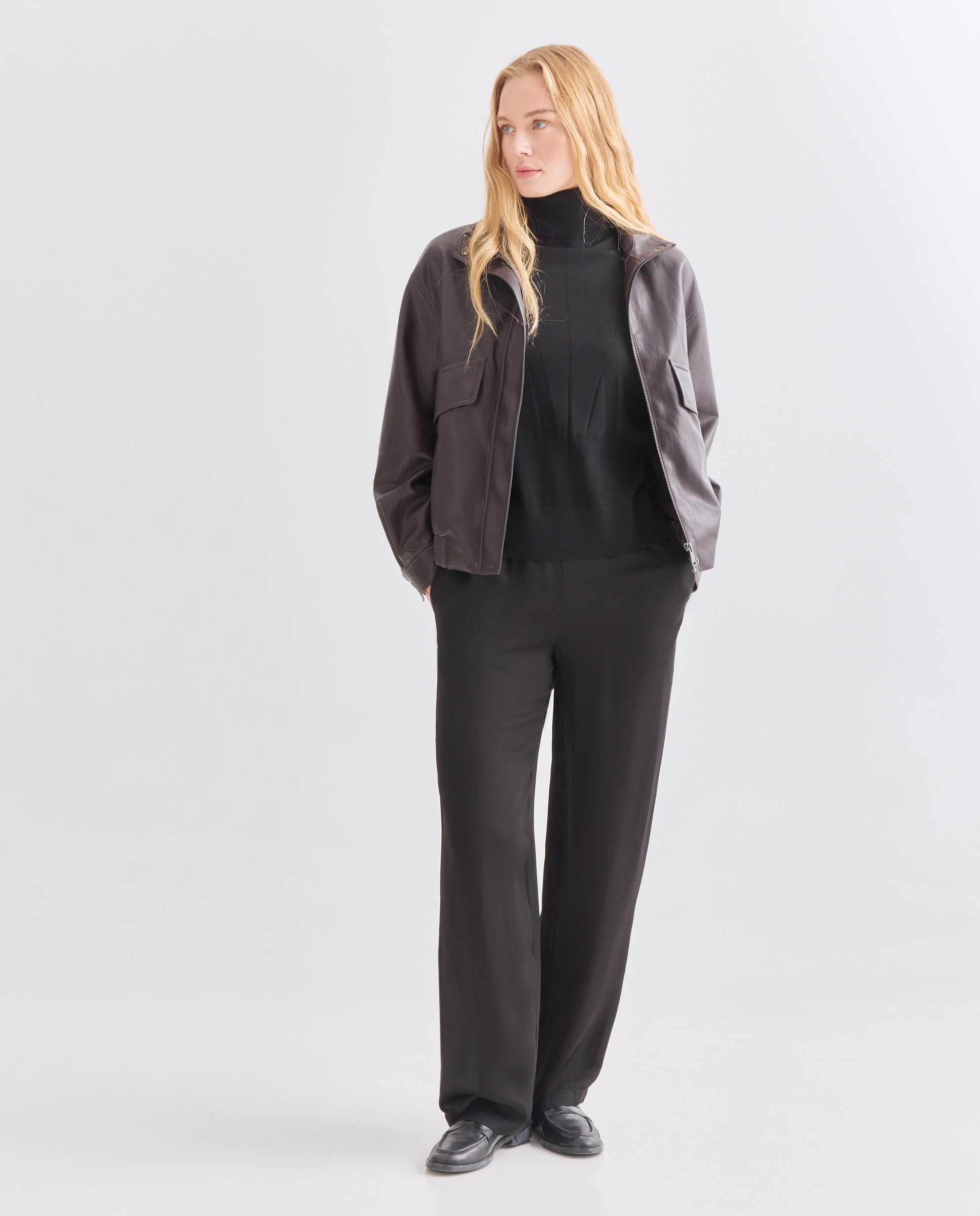 Calças em Cetim com Detalhe Lateral Preto-1