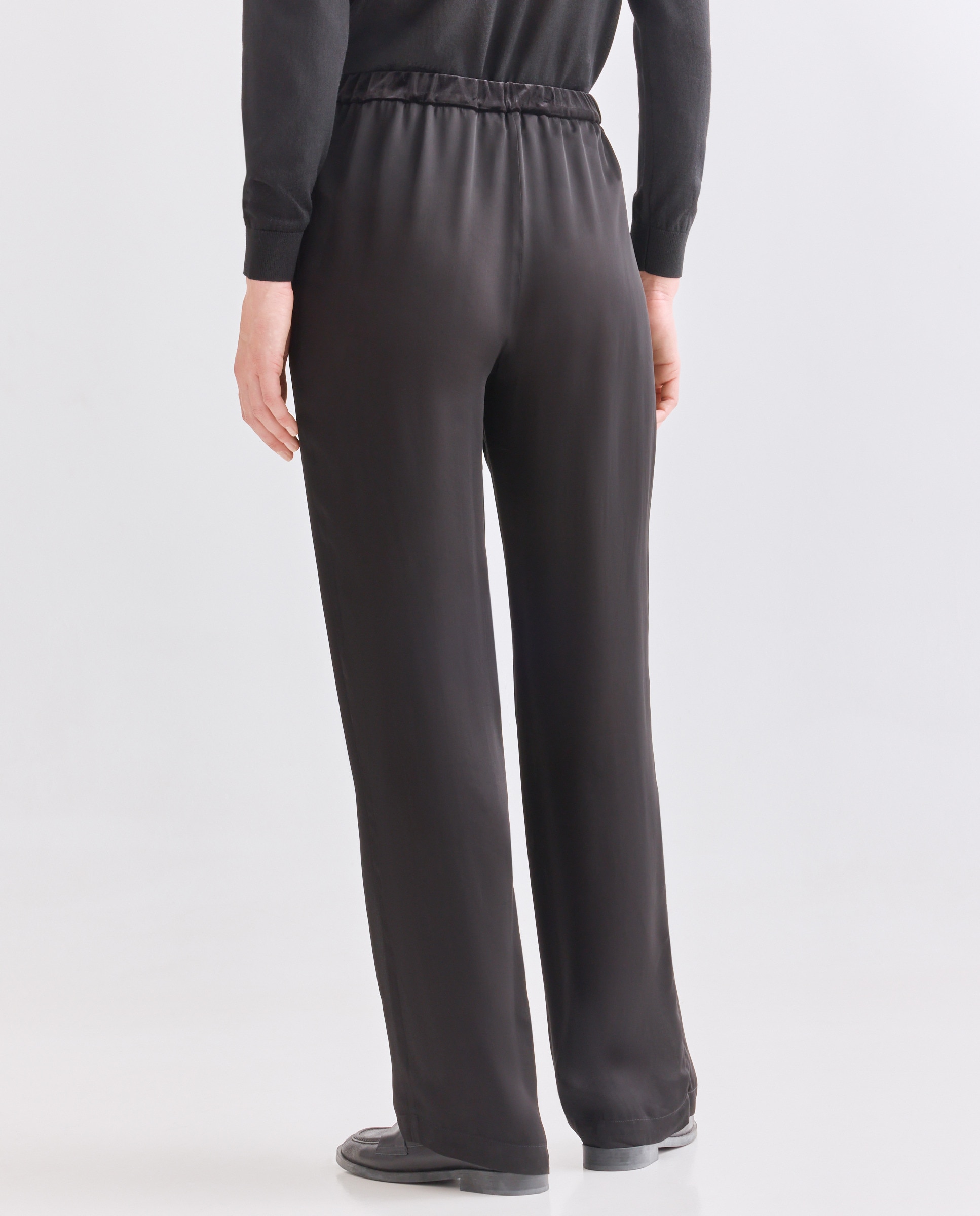 Calças em Cetim com Detalhe Lateral Preto-3