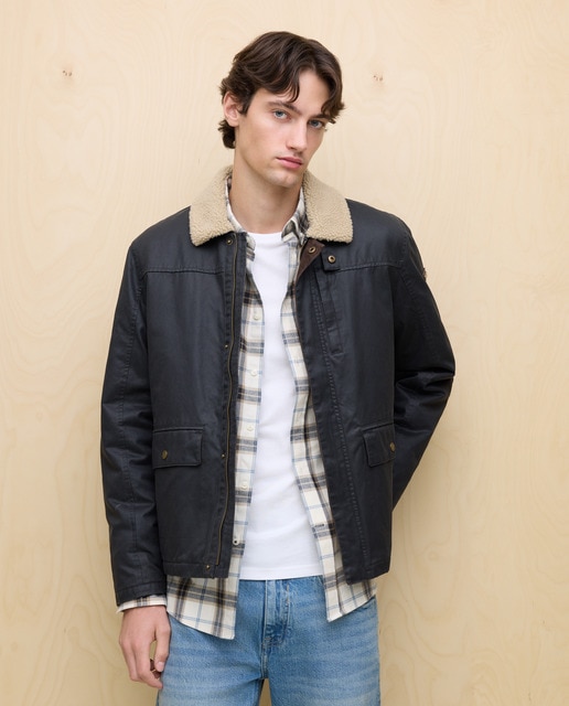 Imagem 0 de Blusão Encerado com Gola de Pelo de Borrego