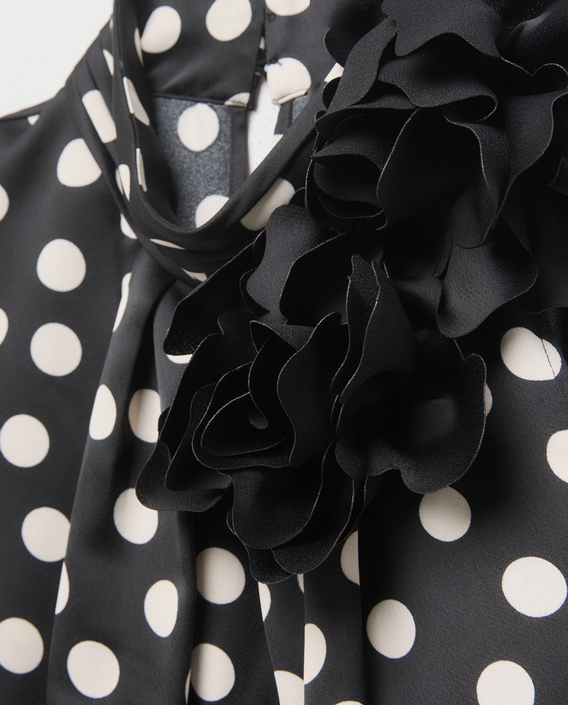 Top Halter com Flor no Ombro Preto-5