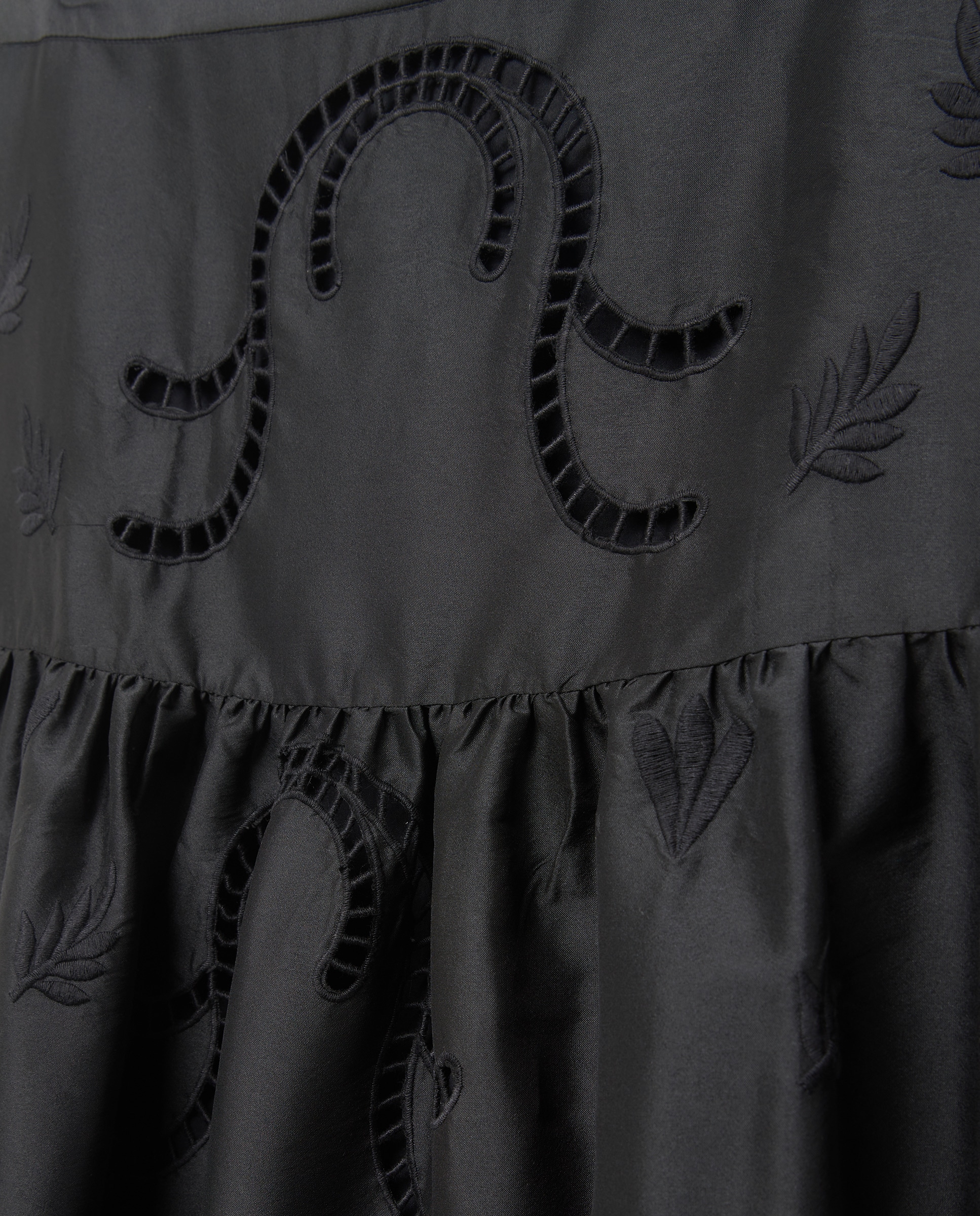 Saia Midi Bordada com Tafetá Preto-5