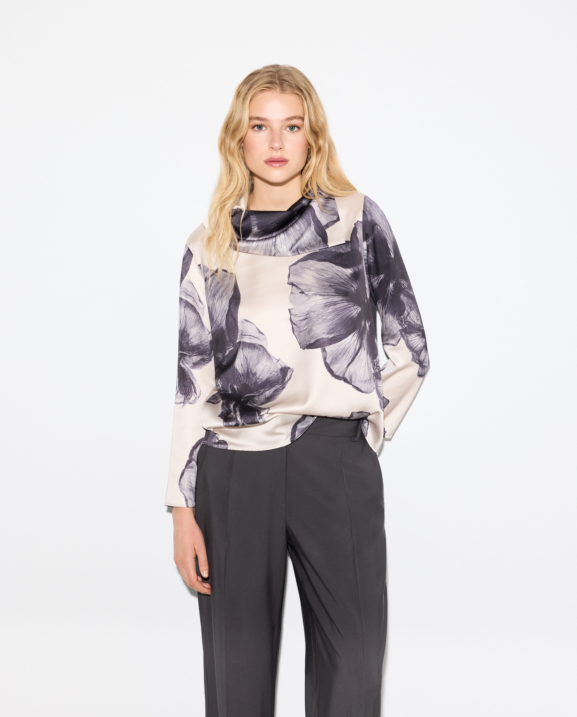 Blusa Acetinada com Estampado Floral Branco-1