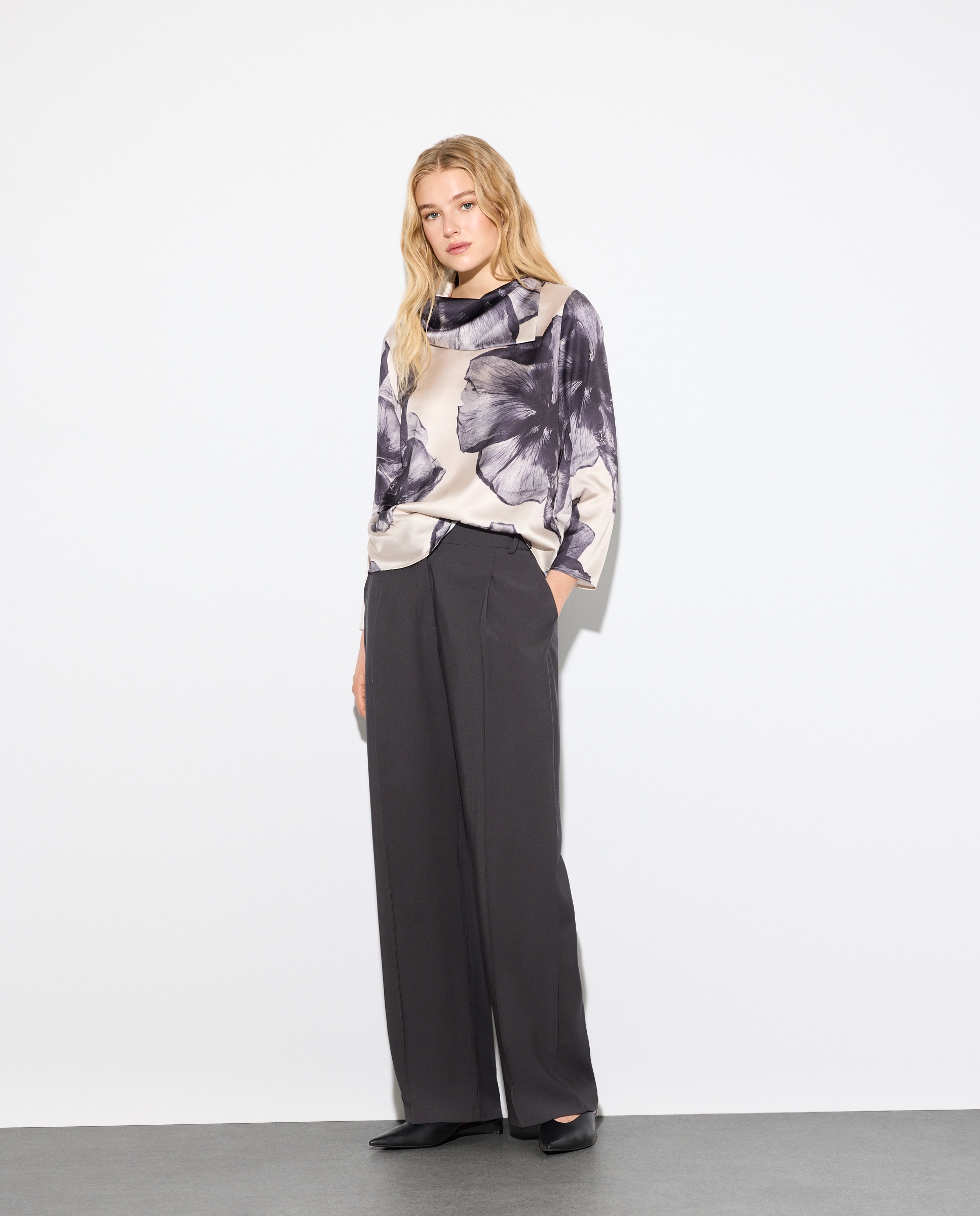 Blusa Acetinada com Estampado Floral Branco-2