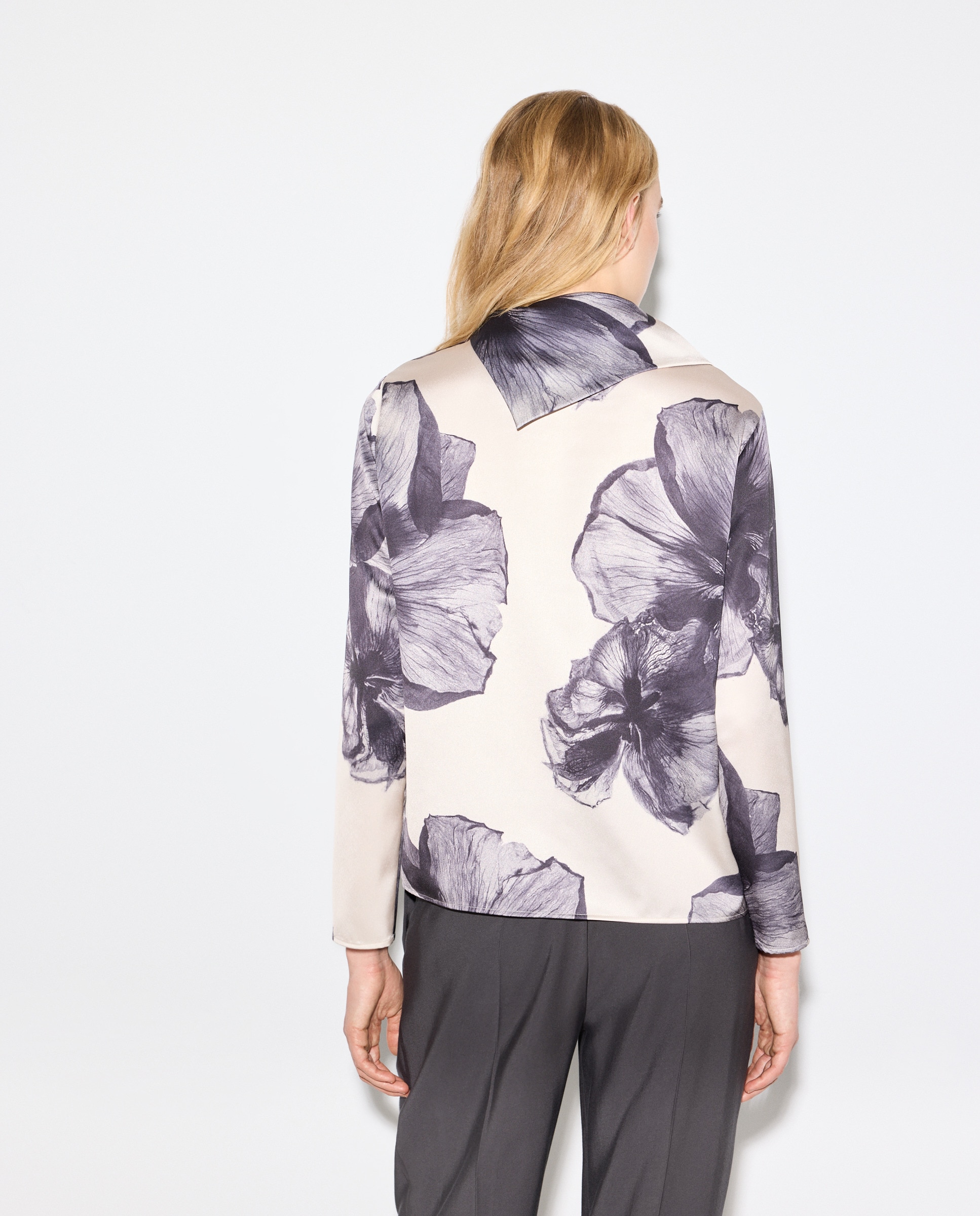 Blusa Acetinada com Estampado Floral Branco-3