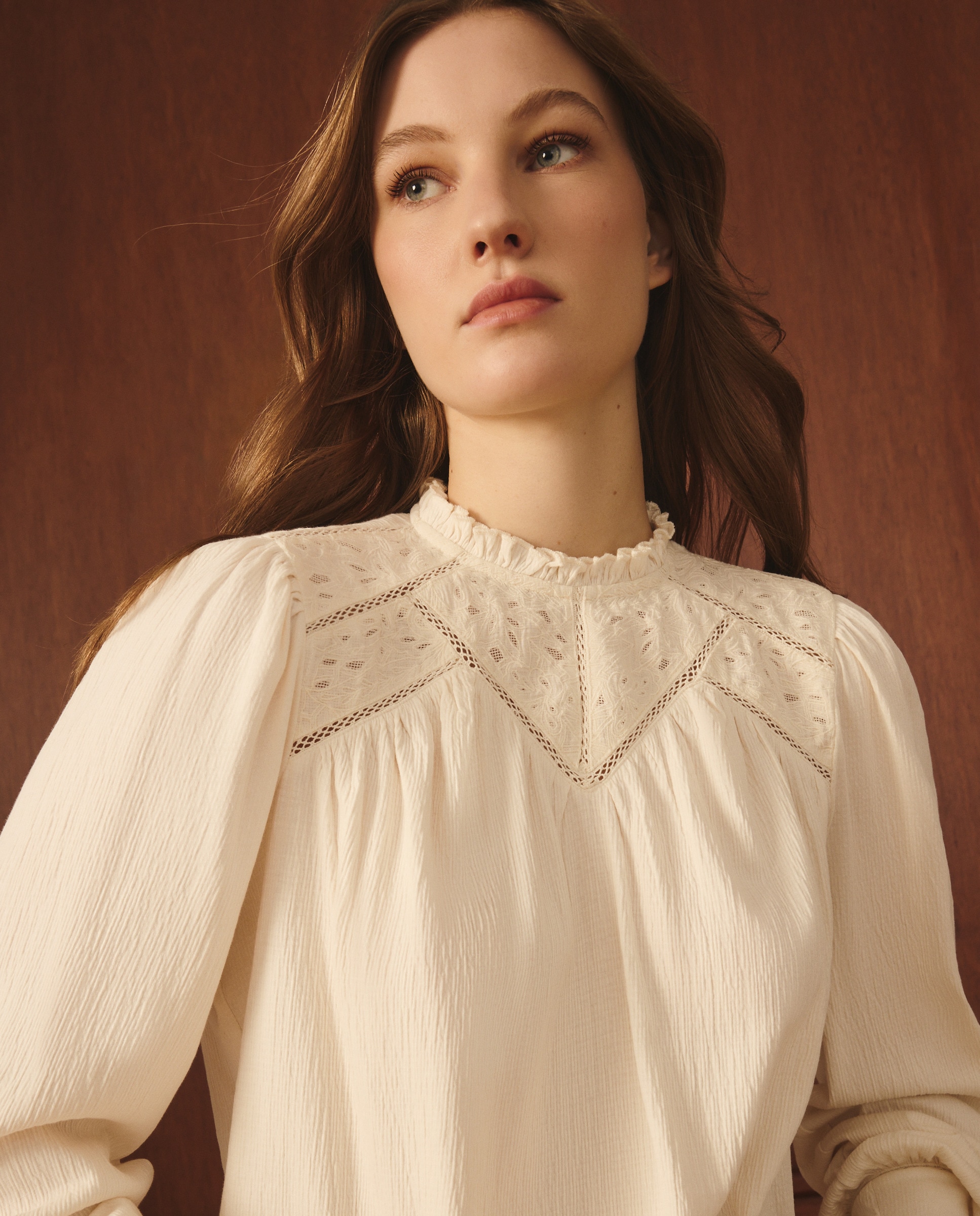 T-shirt com Decote Redondo e Bordado 120 Cru-2