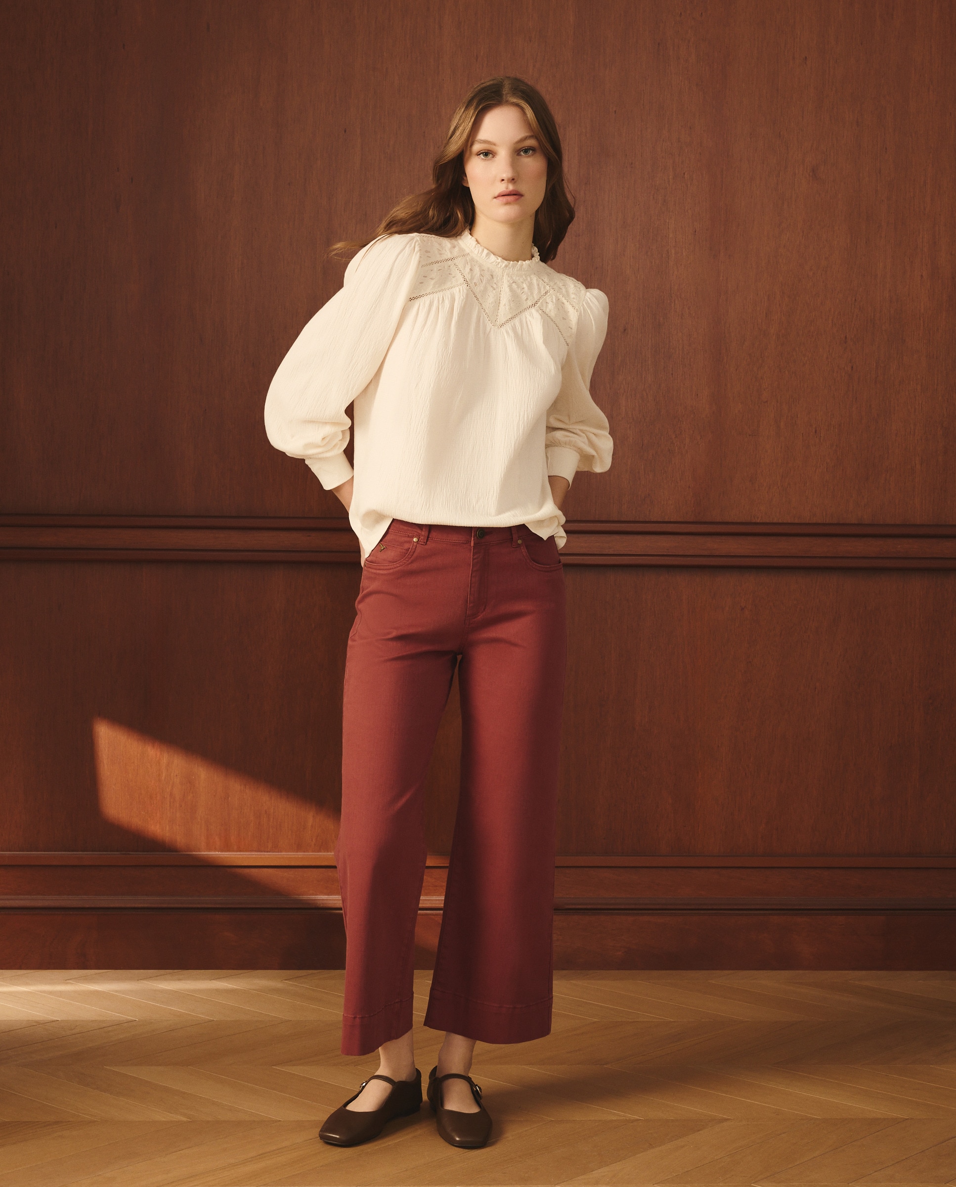 T-shirt com Decote Redondo e Bordado 120 Cru-3