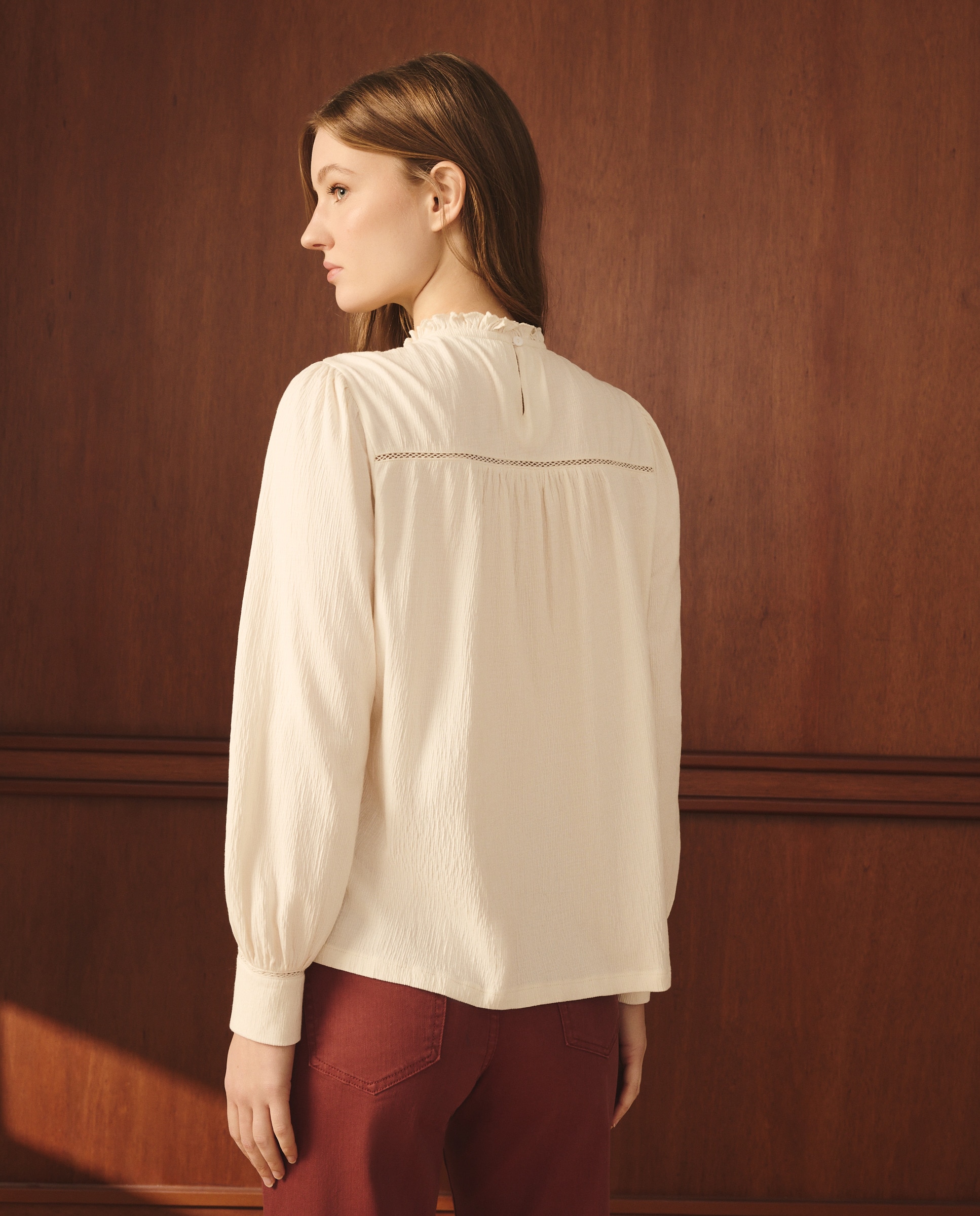 T-shirt com Decote Redondo e Bordado 120 Cru-4