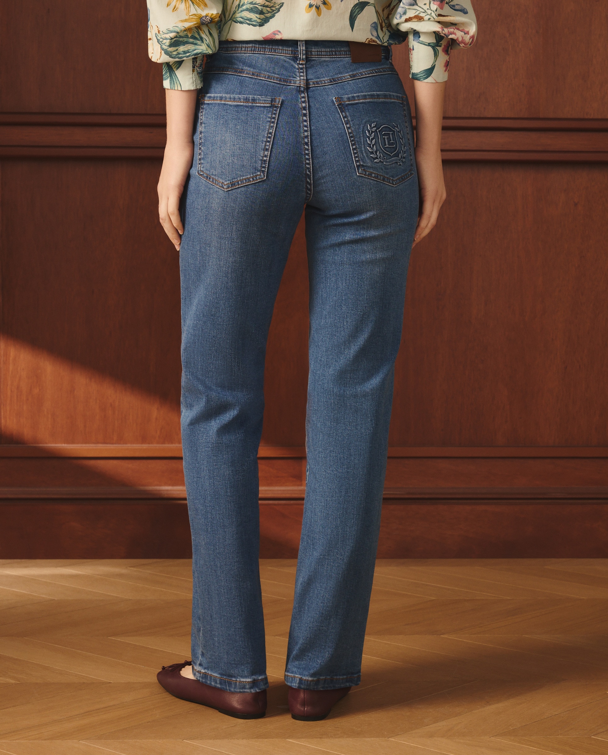 Jeans Straight com Escudo Azul pálido-3