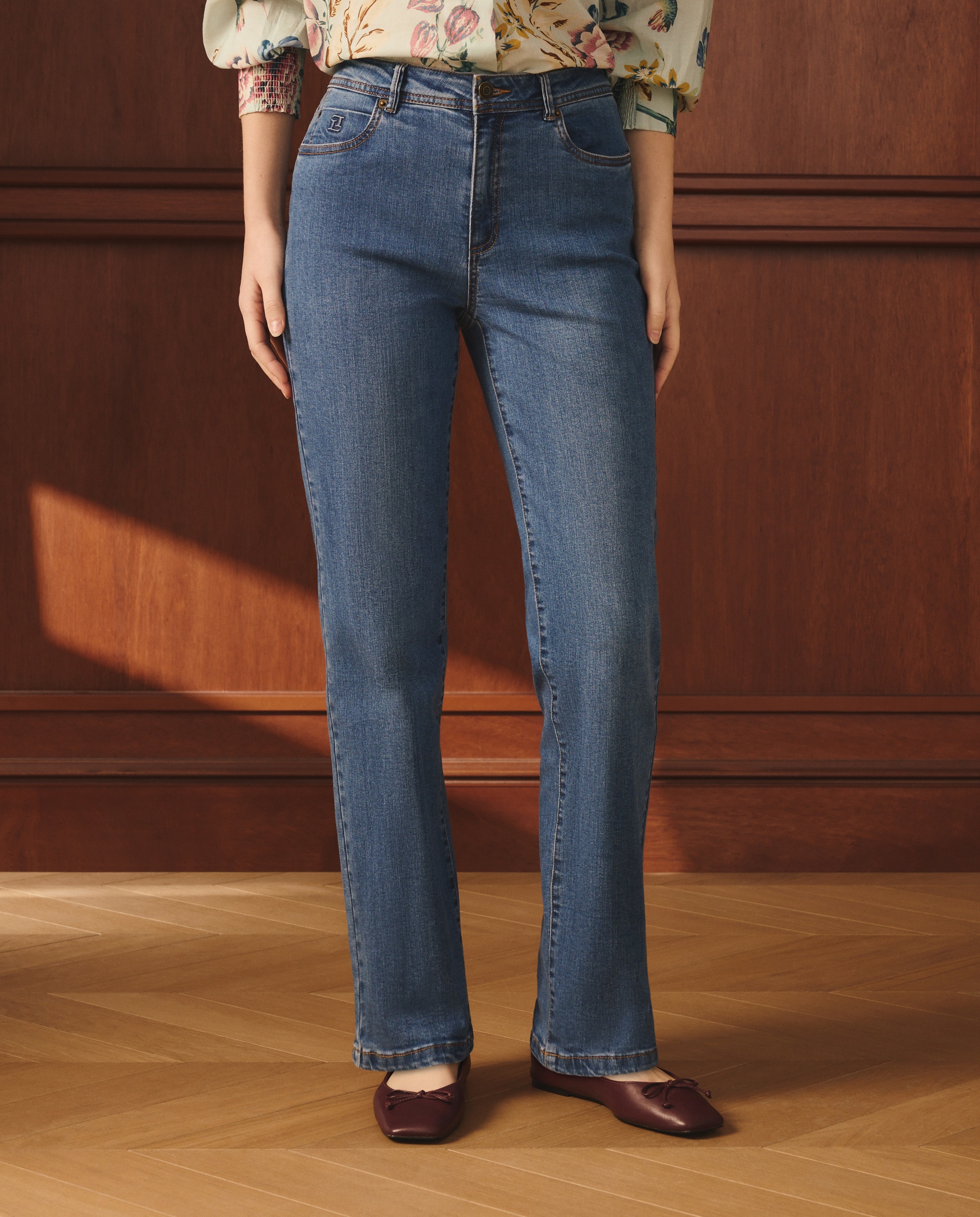 Jeans Straight com Escudo Azul pálido-2