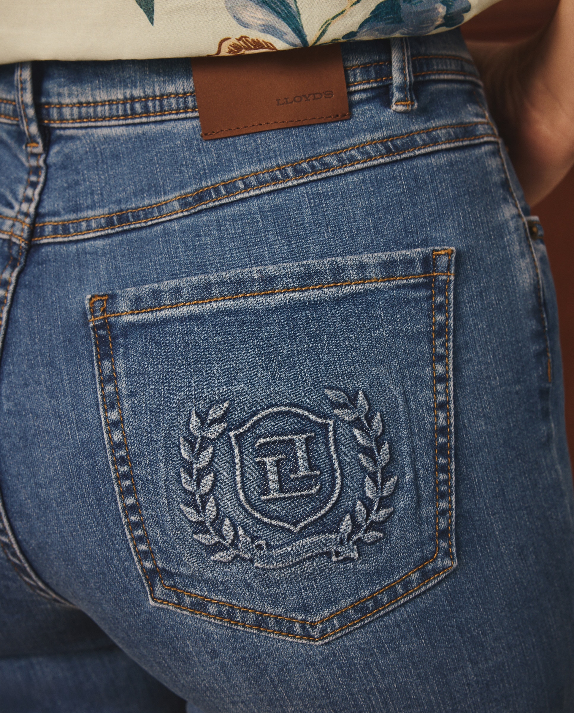Jeans Straight com Escudo Azul pálido-4