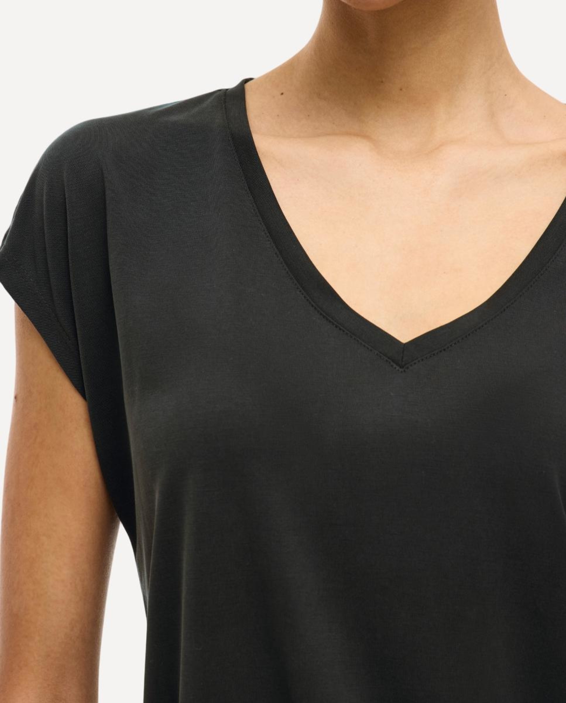 T-shirt com manga curta e decote em bico Preto-4