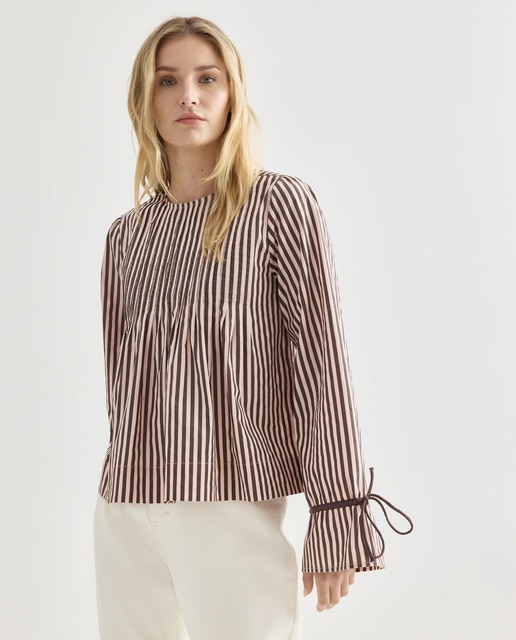 Imagen 0 de Blusa de mujer de rayas con jaretas en pechera