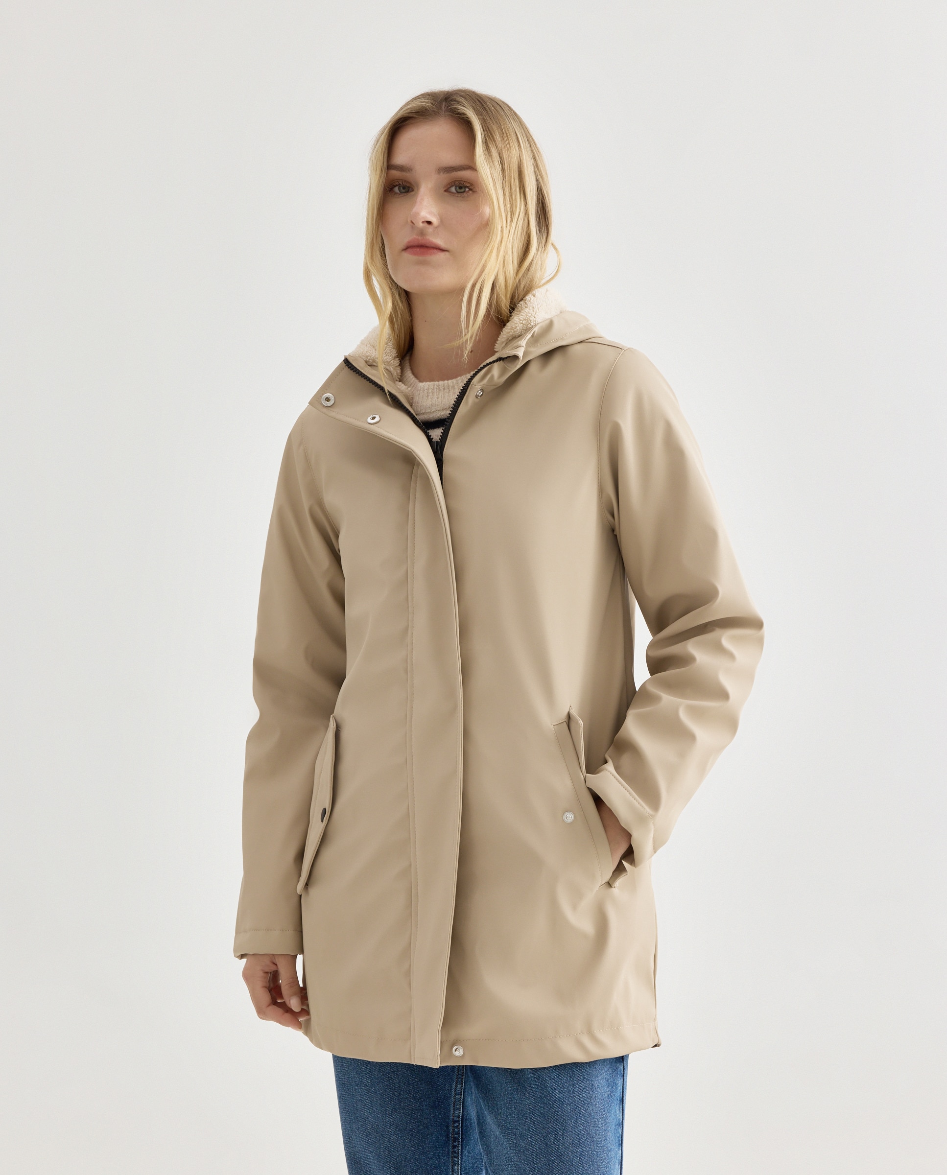 Chubasquero de mujer engomado con capucha Visón claro-1